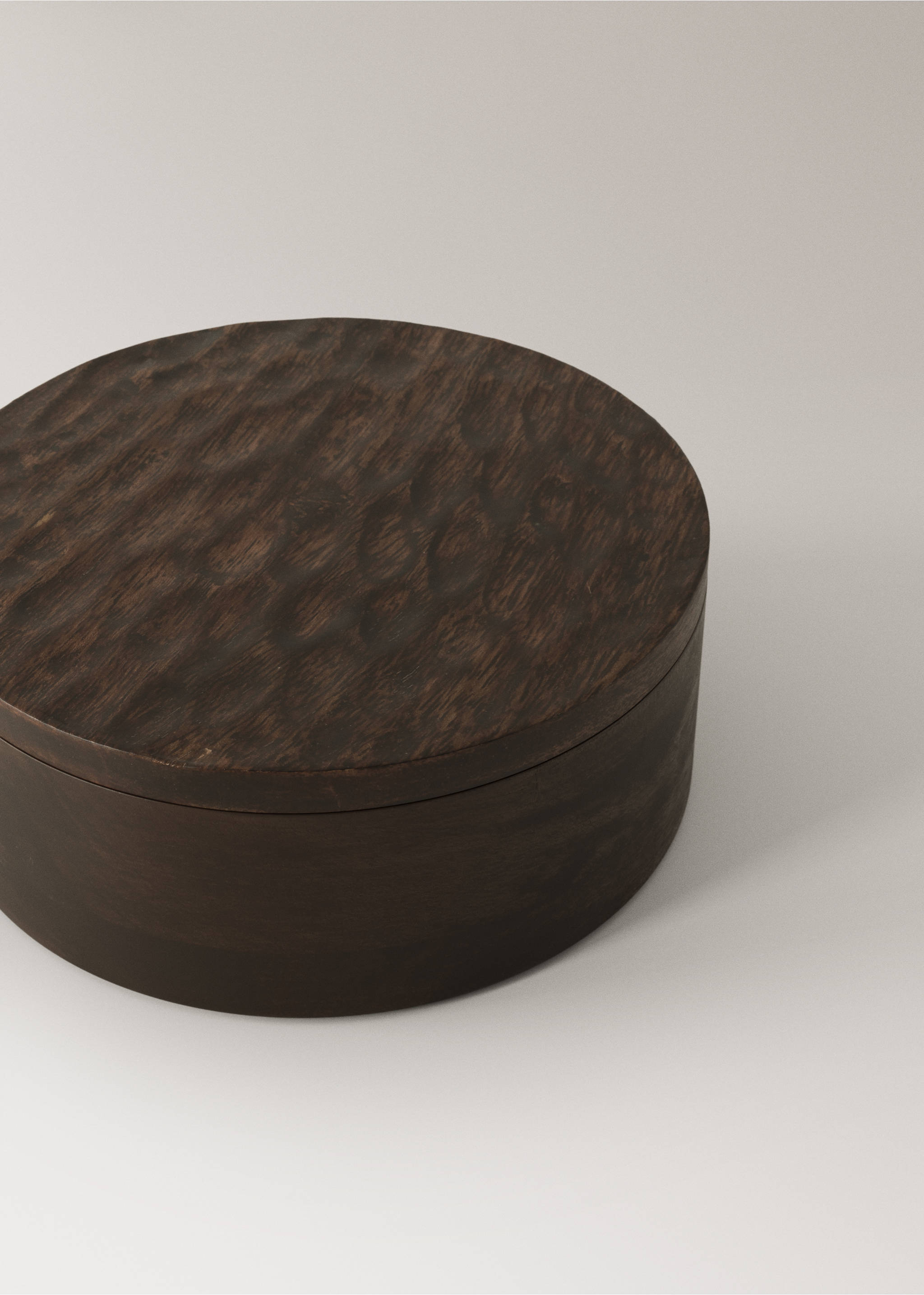 Caixa de fusta rodona carved petita - Detall de l'article 1, Xocolata. Ref: 37014091-00.
