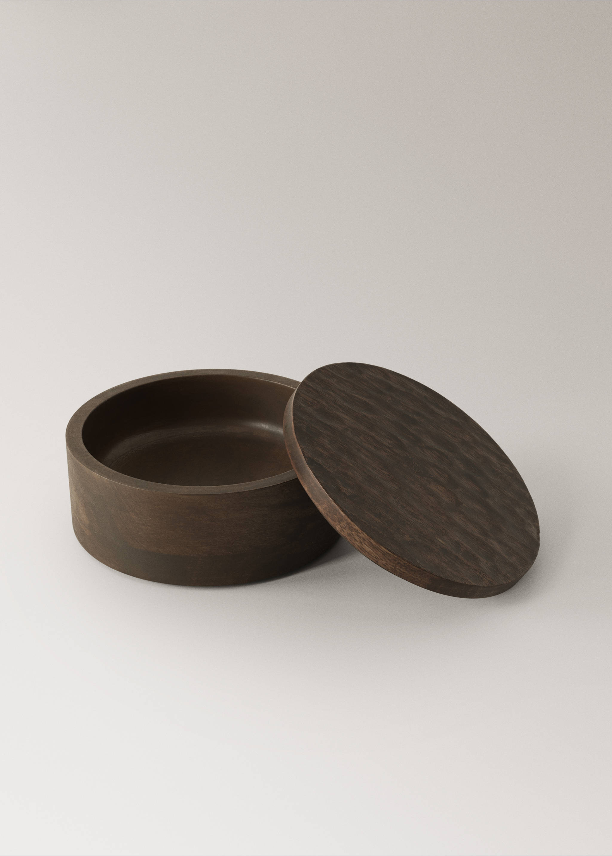 Caixa de fusta rodona carved petita - Detall de l'article 2, Xocolata. Ref: 37014091-00.