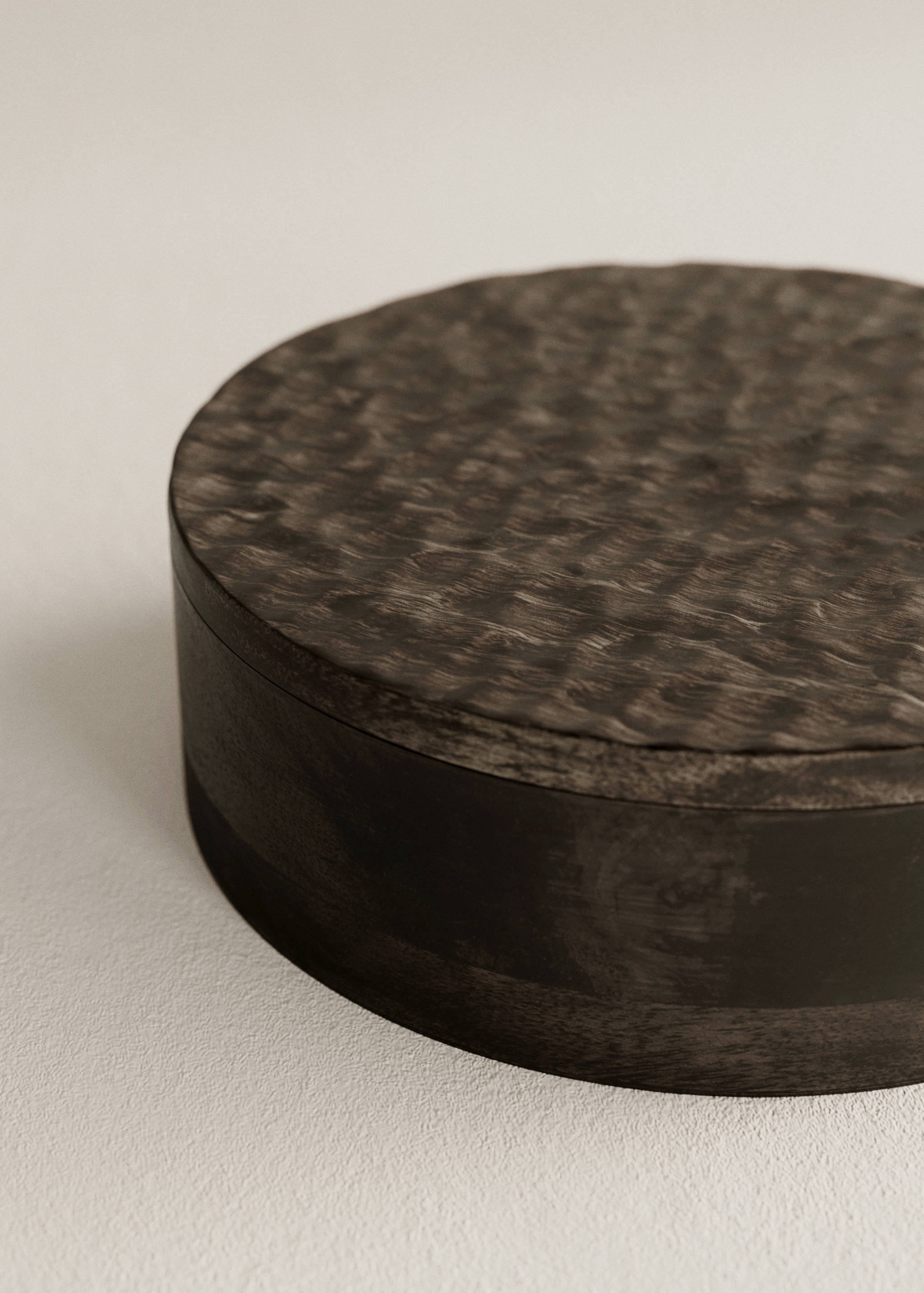 Small round carved wood box - General plane