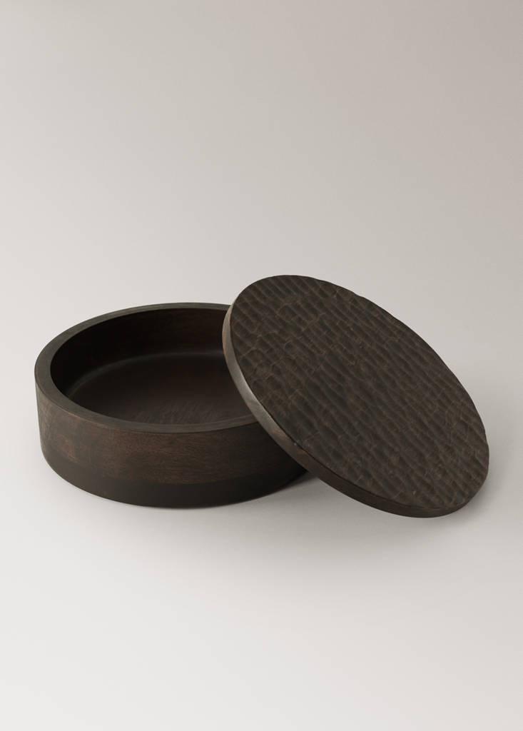Small round carved wood box — Chocolate