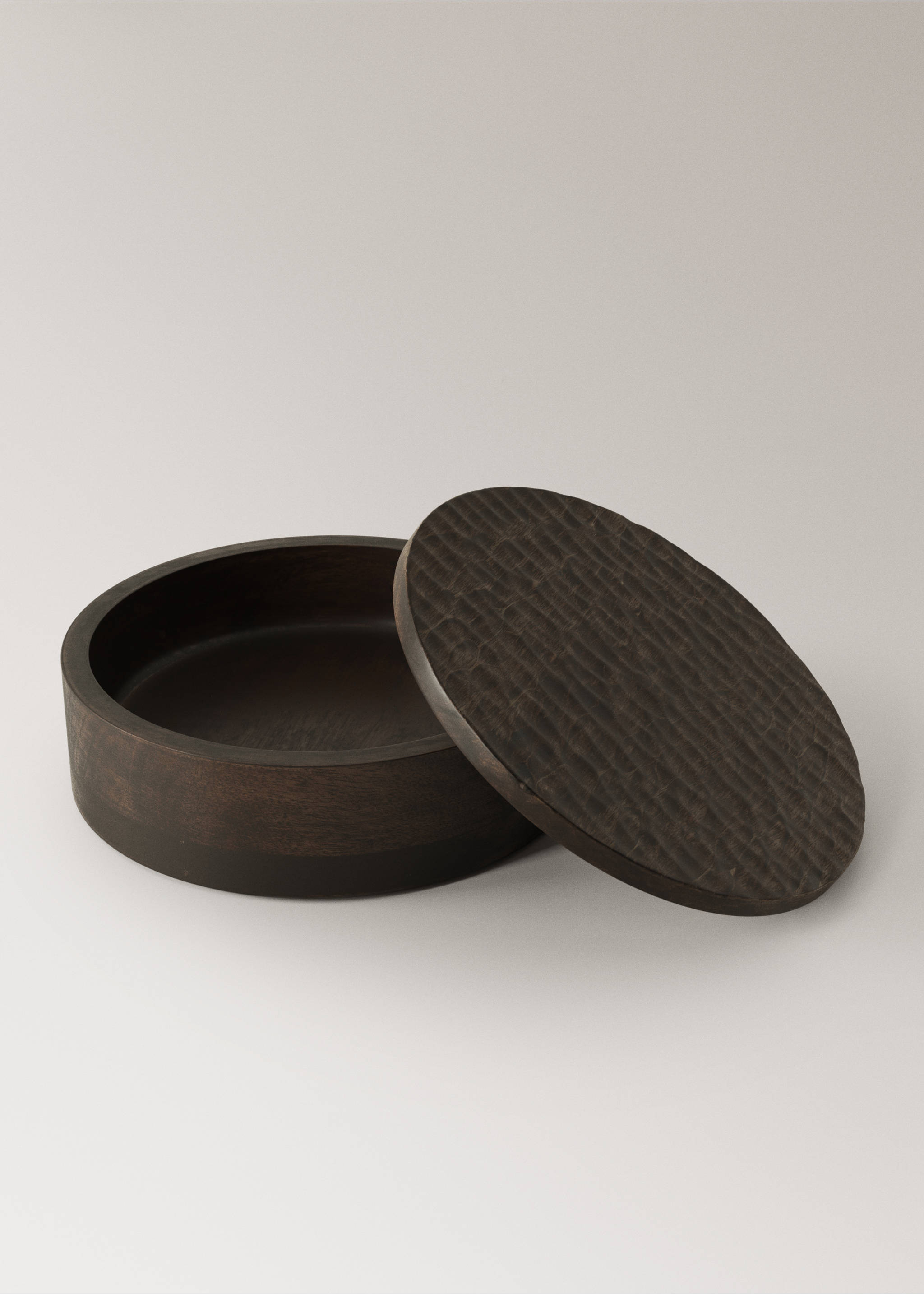 Small round carved wood box - Details of the article 2, Chocolate. Ref: 37014092-00.