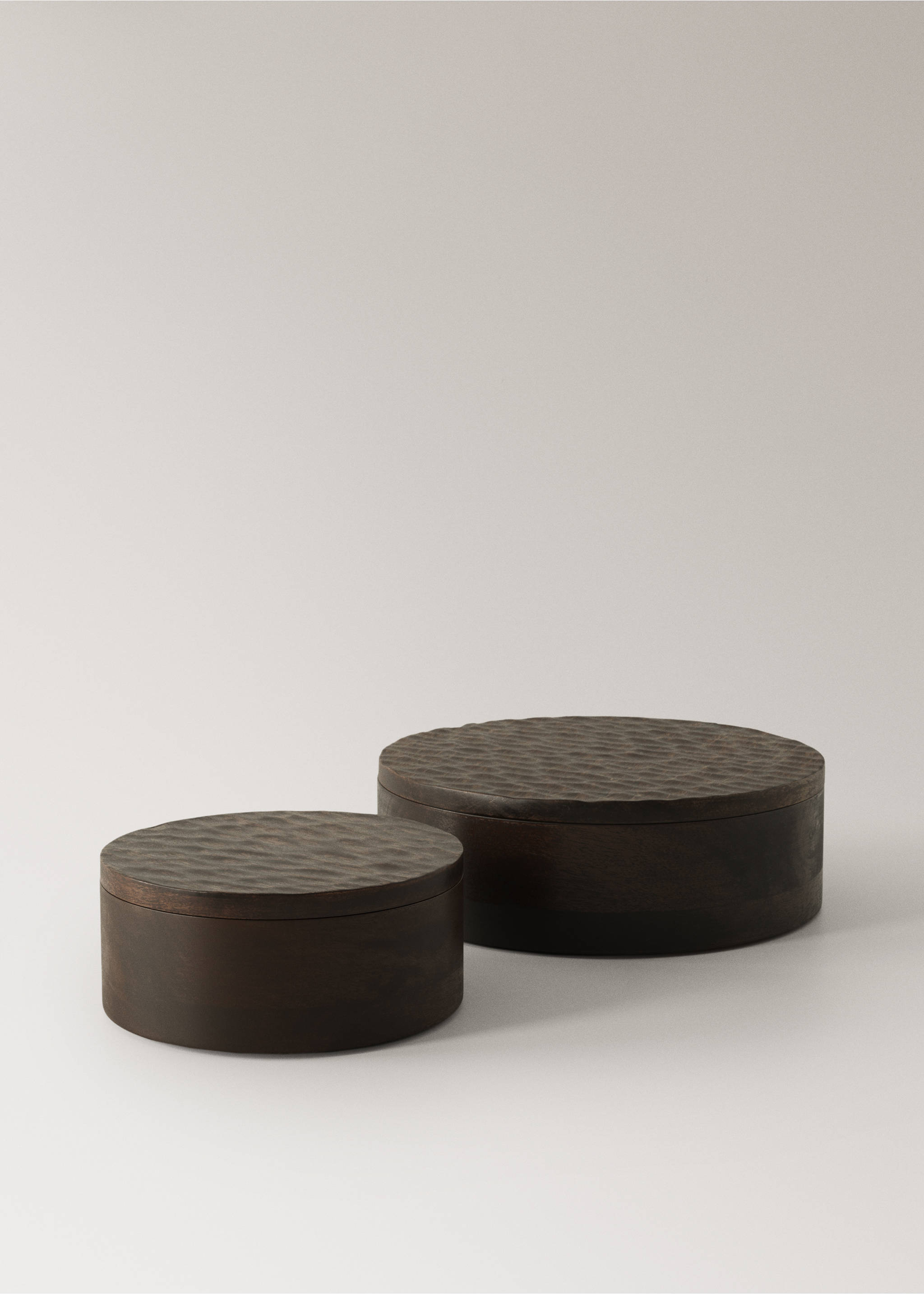 Small round carved wood box - Details of the article 3, Chocolate. Ref: 37014092-00.