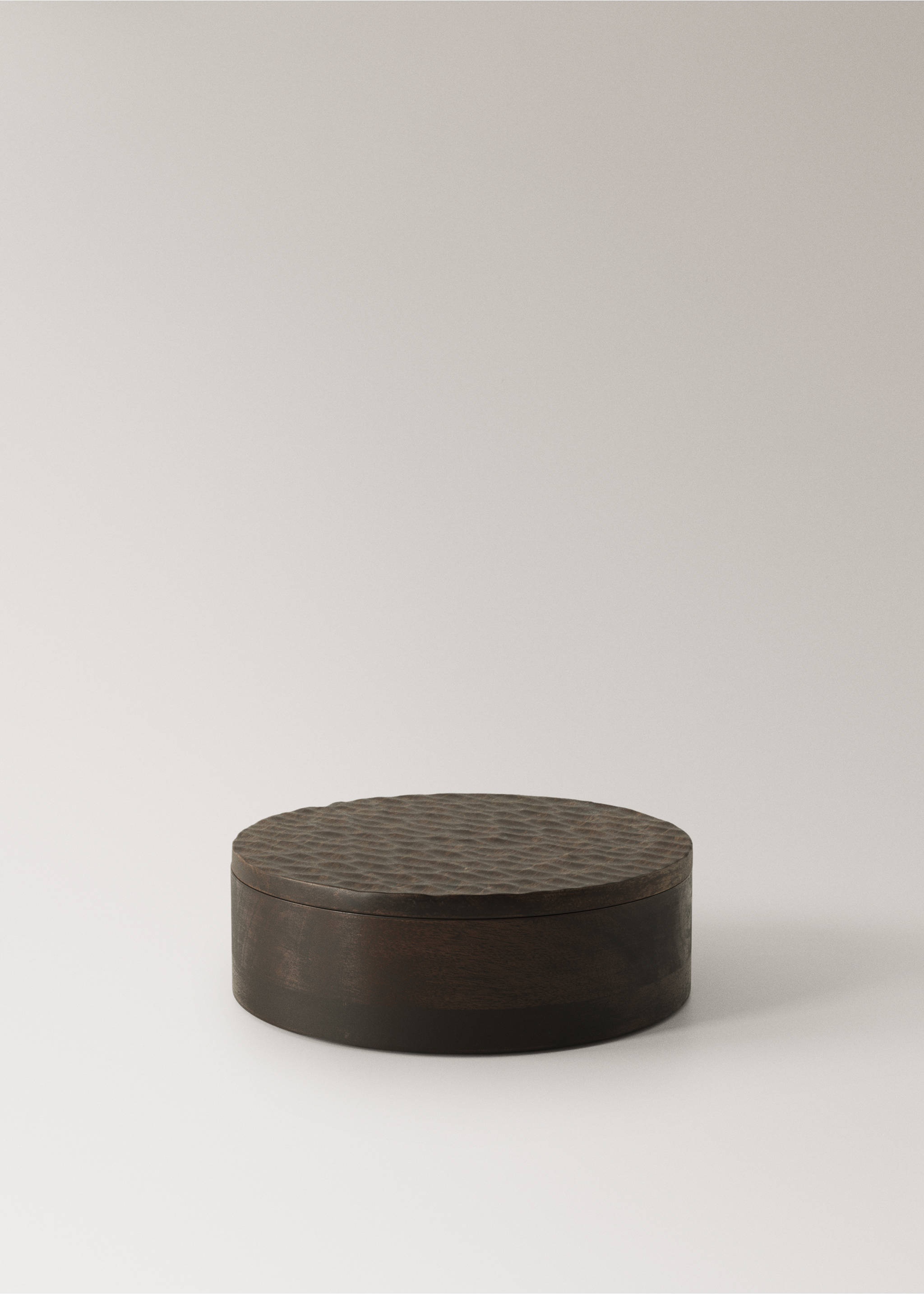Small round carved wood box - Article without model, Chocolate. Ref: 37014092-00.