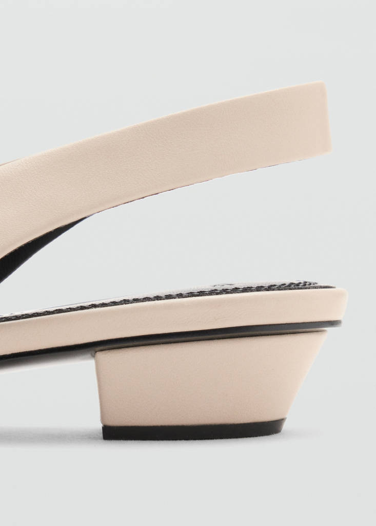 Pointe shoe — Ecru