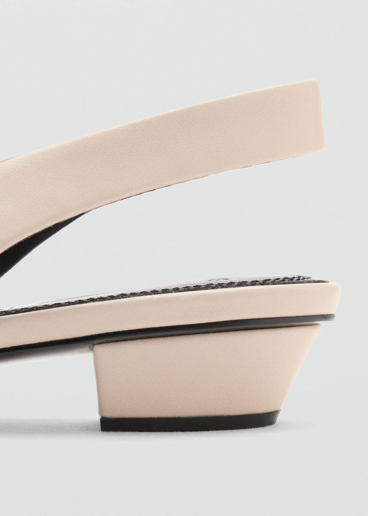 Pointed-toe shoe — Ecru