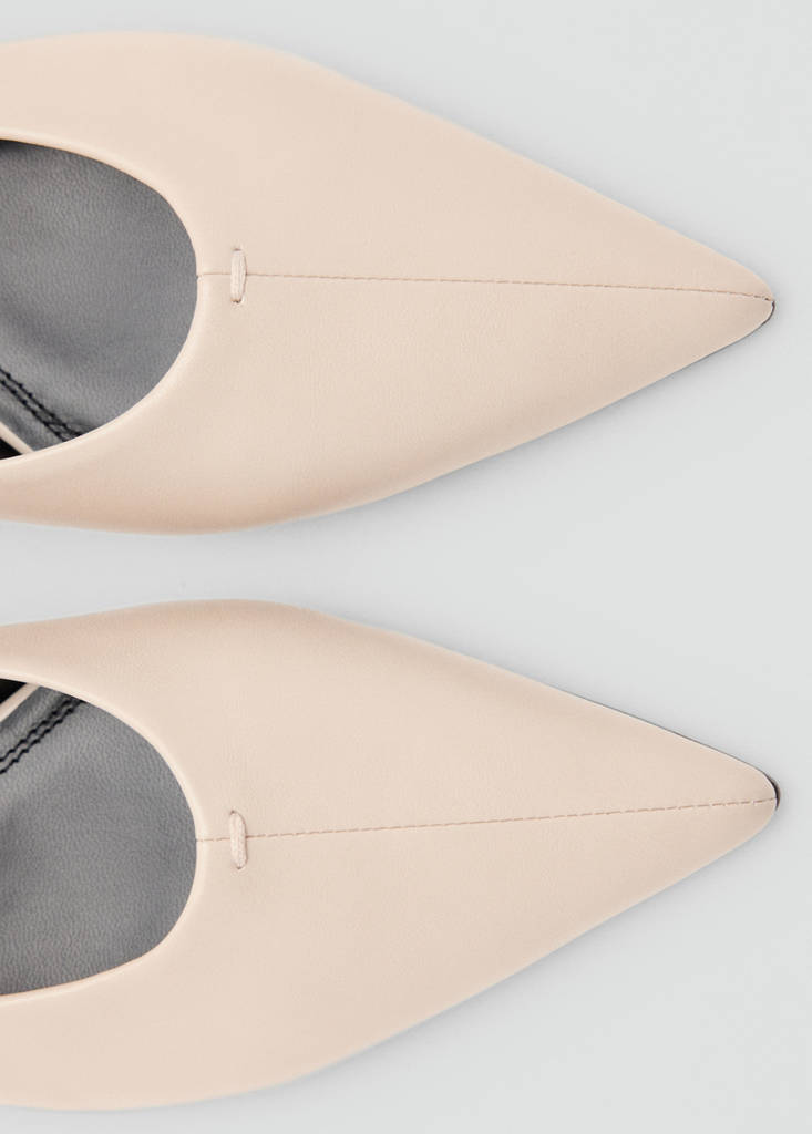 Pointe shoe — Ecru