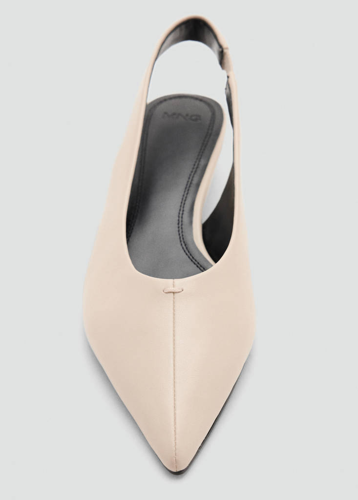 Pointe shoe — Ecru