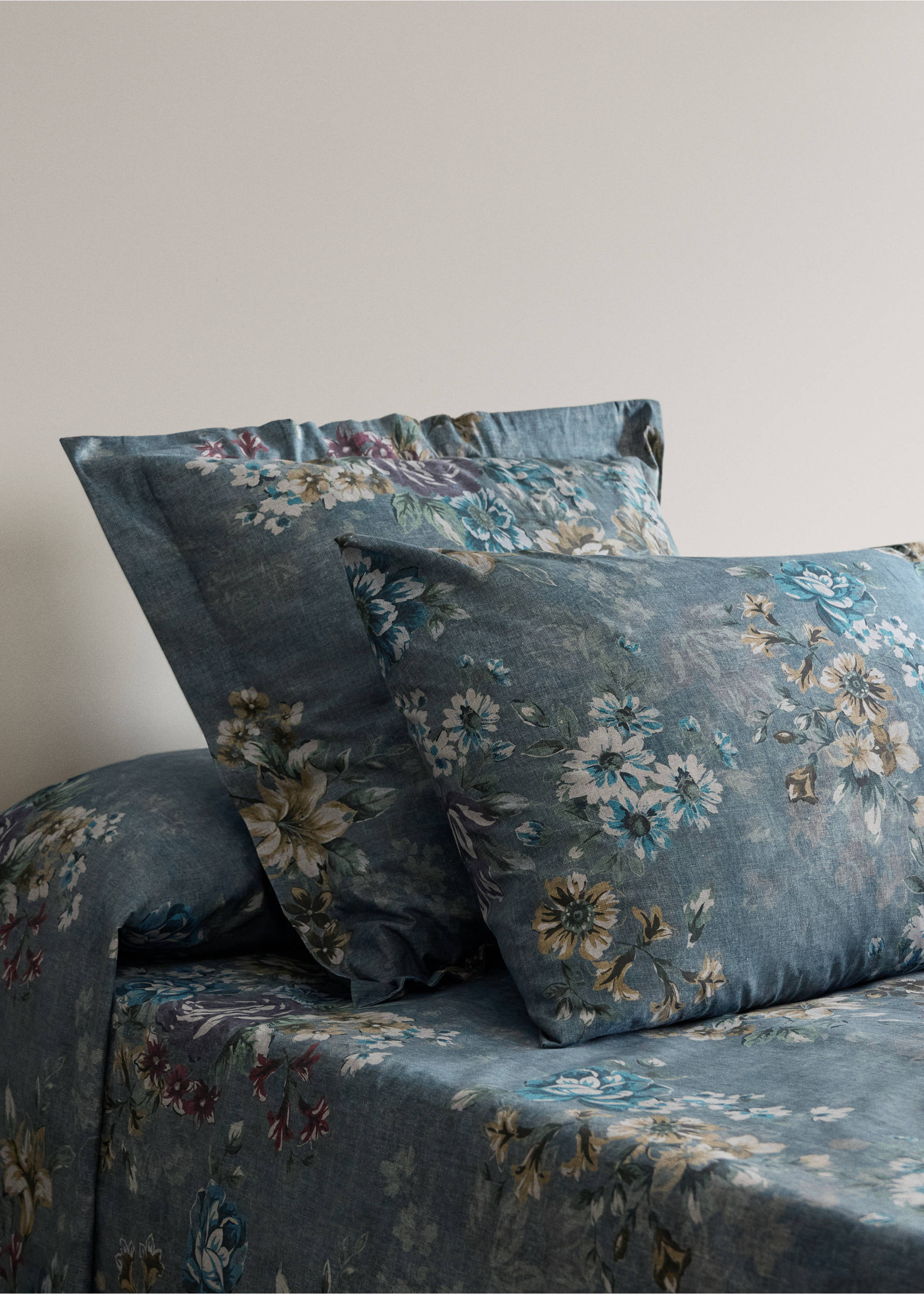 Blue floral pillowcase with a vintage botanical print., Forest Green. Ref: 37014110-00.