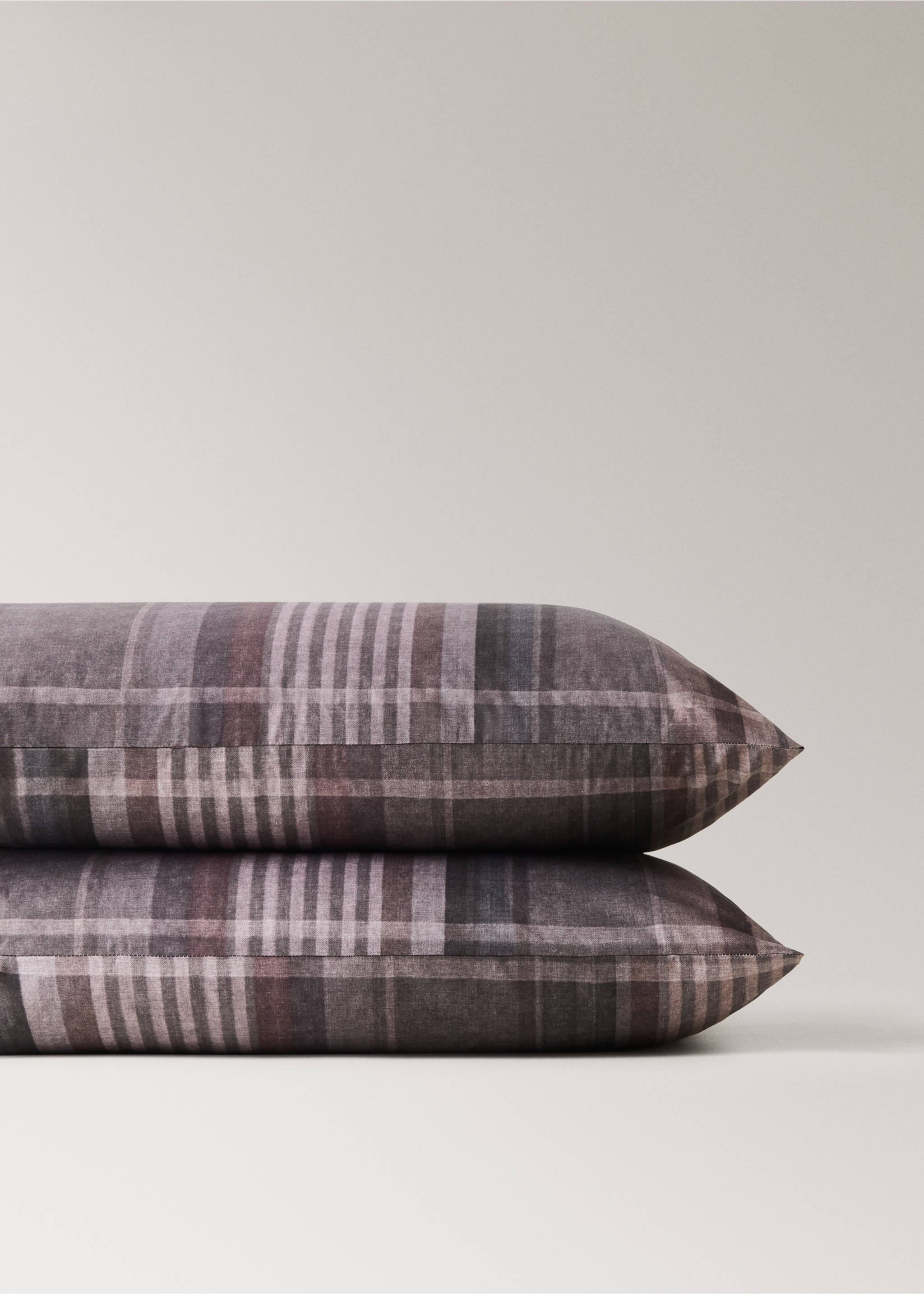 Lot de deux taies d’oreiller en percale de coton à carreaux multicolores 50 × 75 cm - Détail de l'article 3, Marron. Ref: 37014115-00.