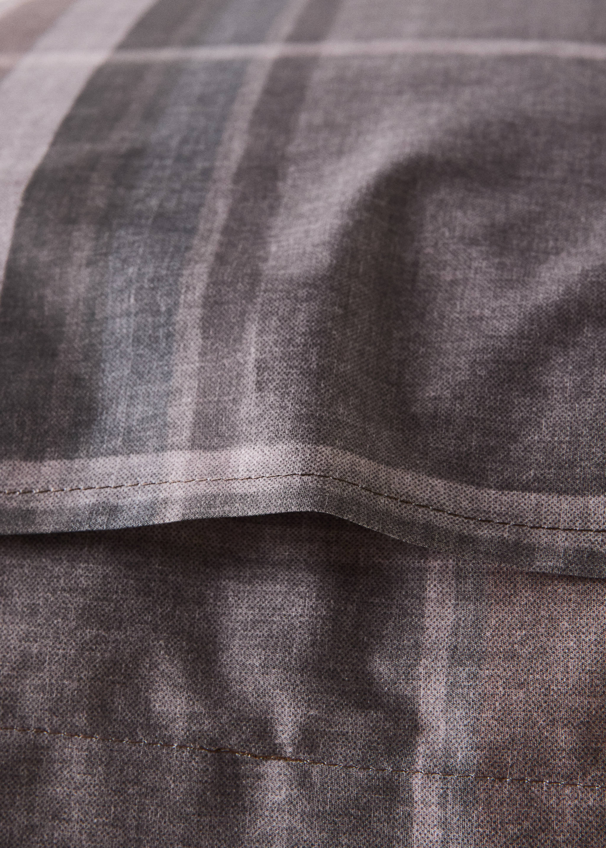 Two multicoloured checked percale cotton pillowcases 50x50 cm - Details of the article 1