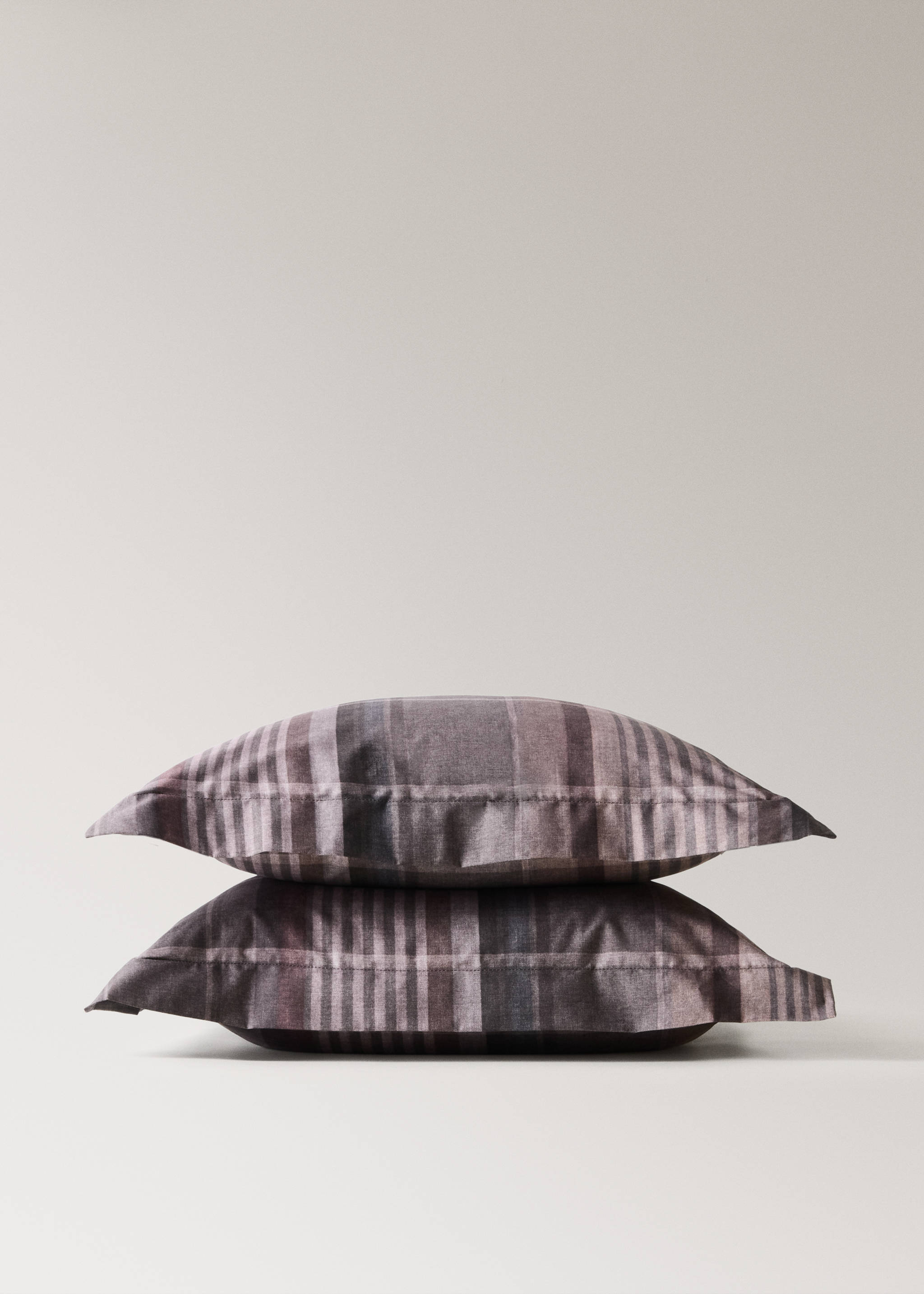 Two multicoloured checked percale cotton pillowcases 50x50 cm - Details of the article 3