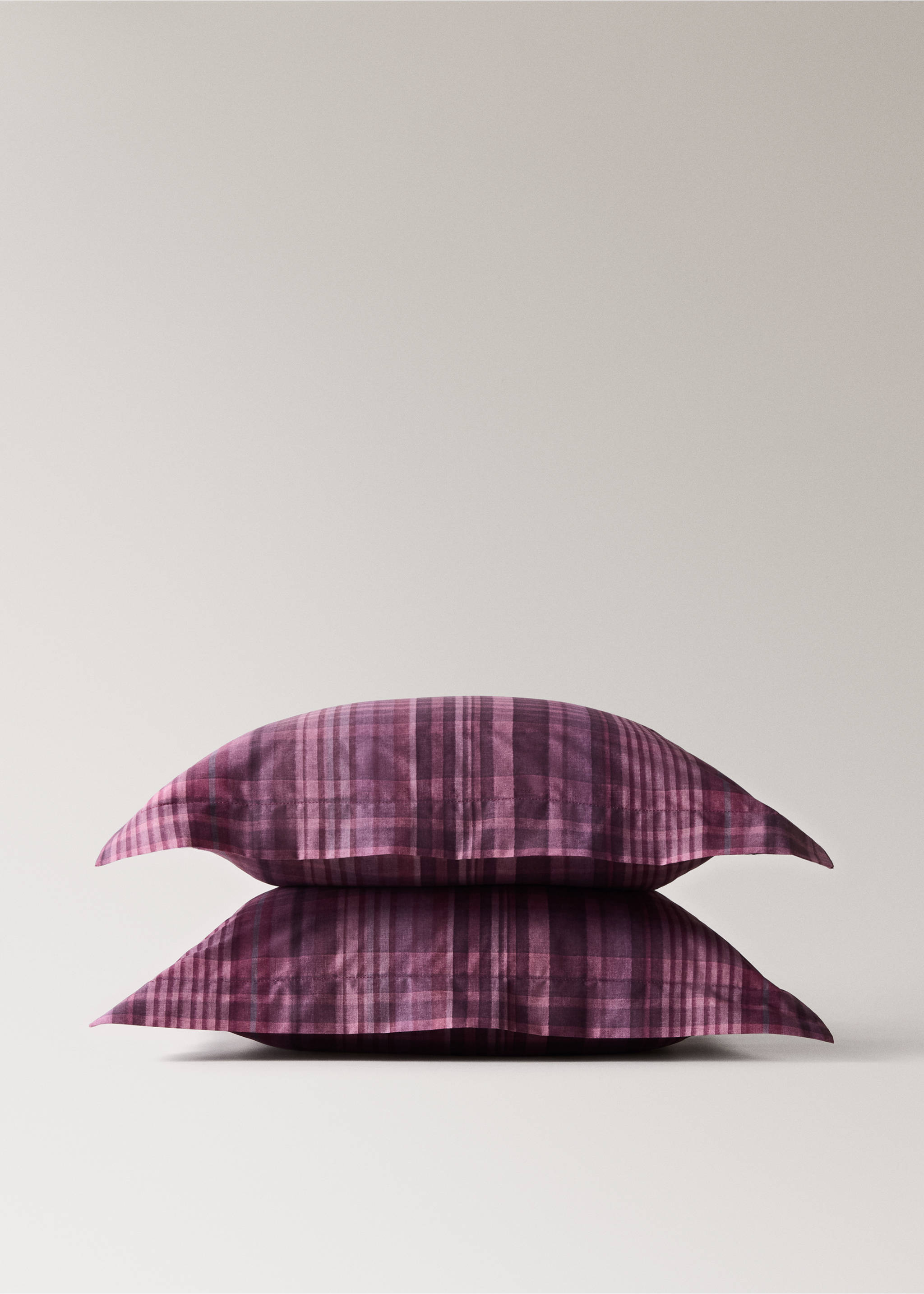 100% cotton checked pillowcase, 60 x 60 - Details of the article 3, Wine. Ref: 37014119-00.