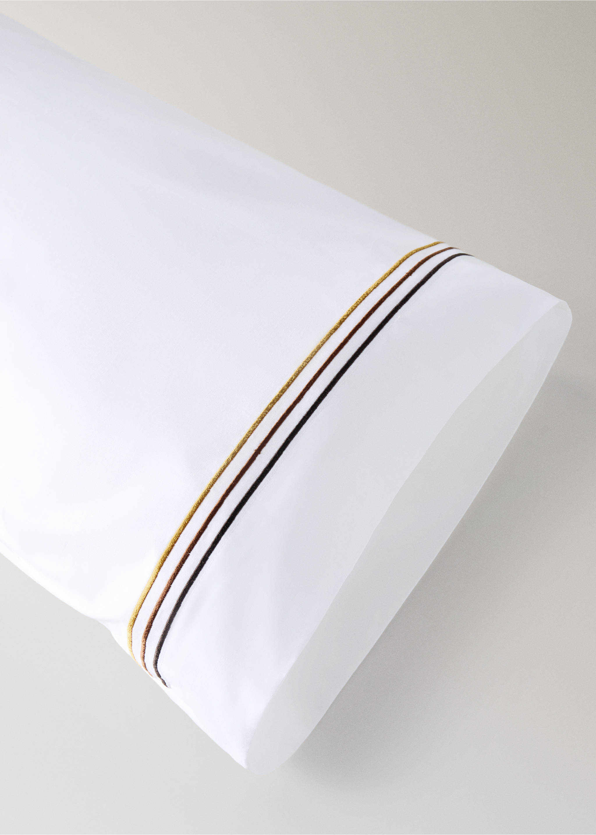 Embroidered 100% cotton pillowcase 45 x 110 cm - Details of the article 2, Ecru. Ref: 37014125-00.