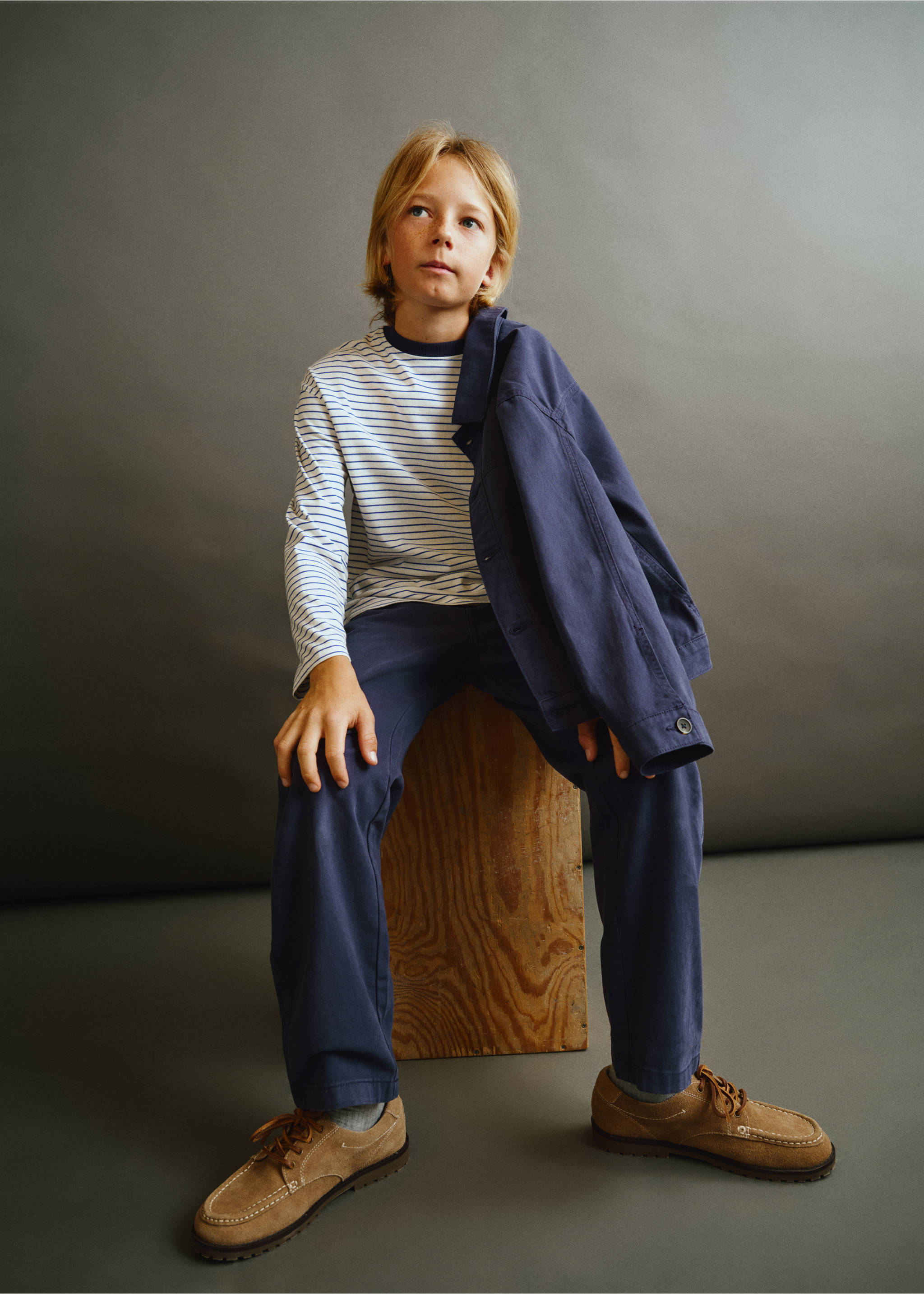 Regular fit cotton cargo trousers - Details of the article 2, Navy. Ref: 37014412-00.