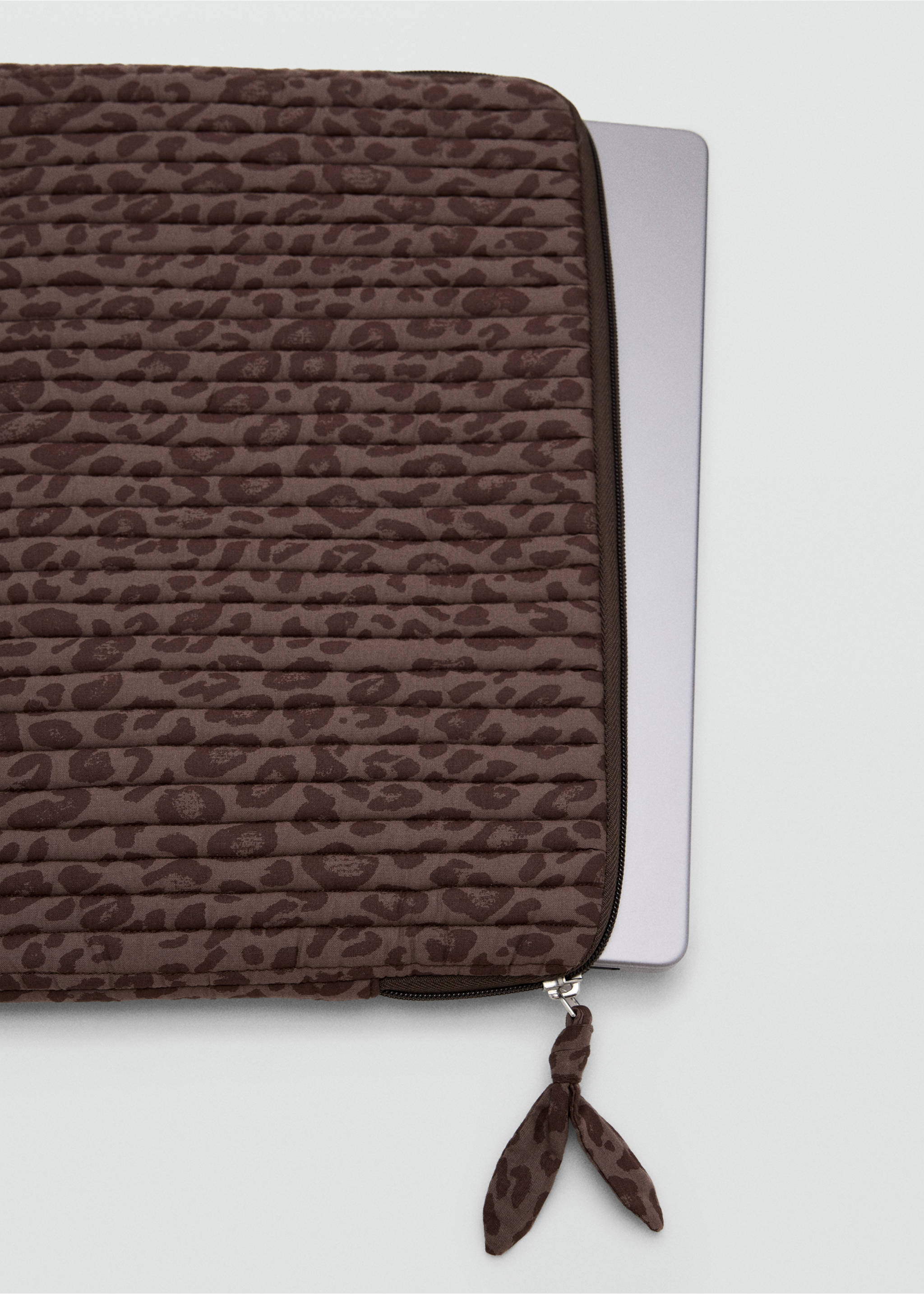 Padded printed laptop case - Details of the article 1, Brown. Ref: 37014413-00.