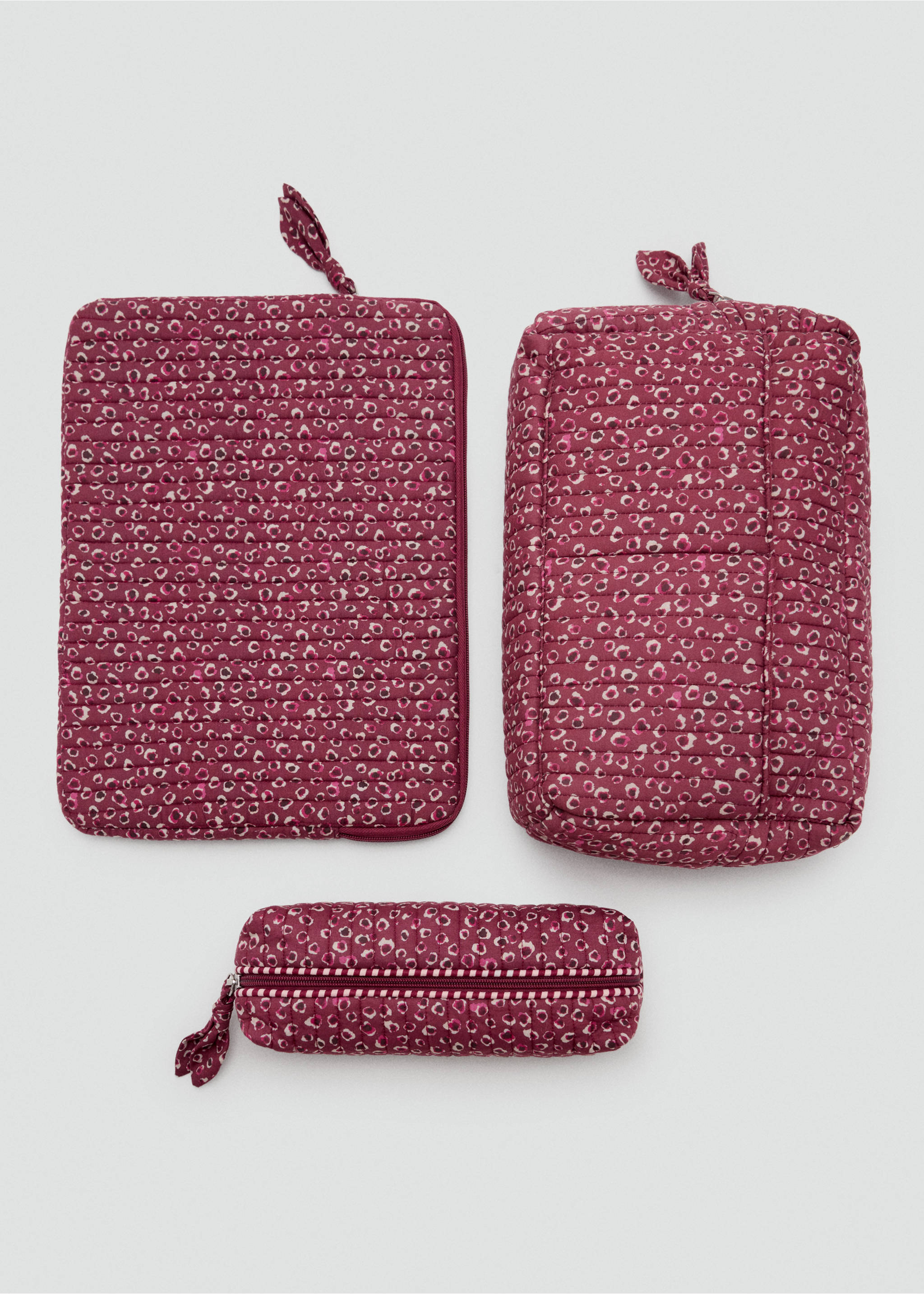 Quilted printed toiletry bag - Details of the article 2, Pink. Ref: 37014415-00.