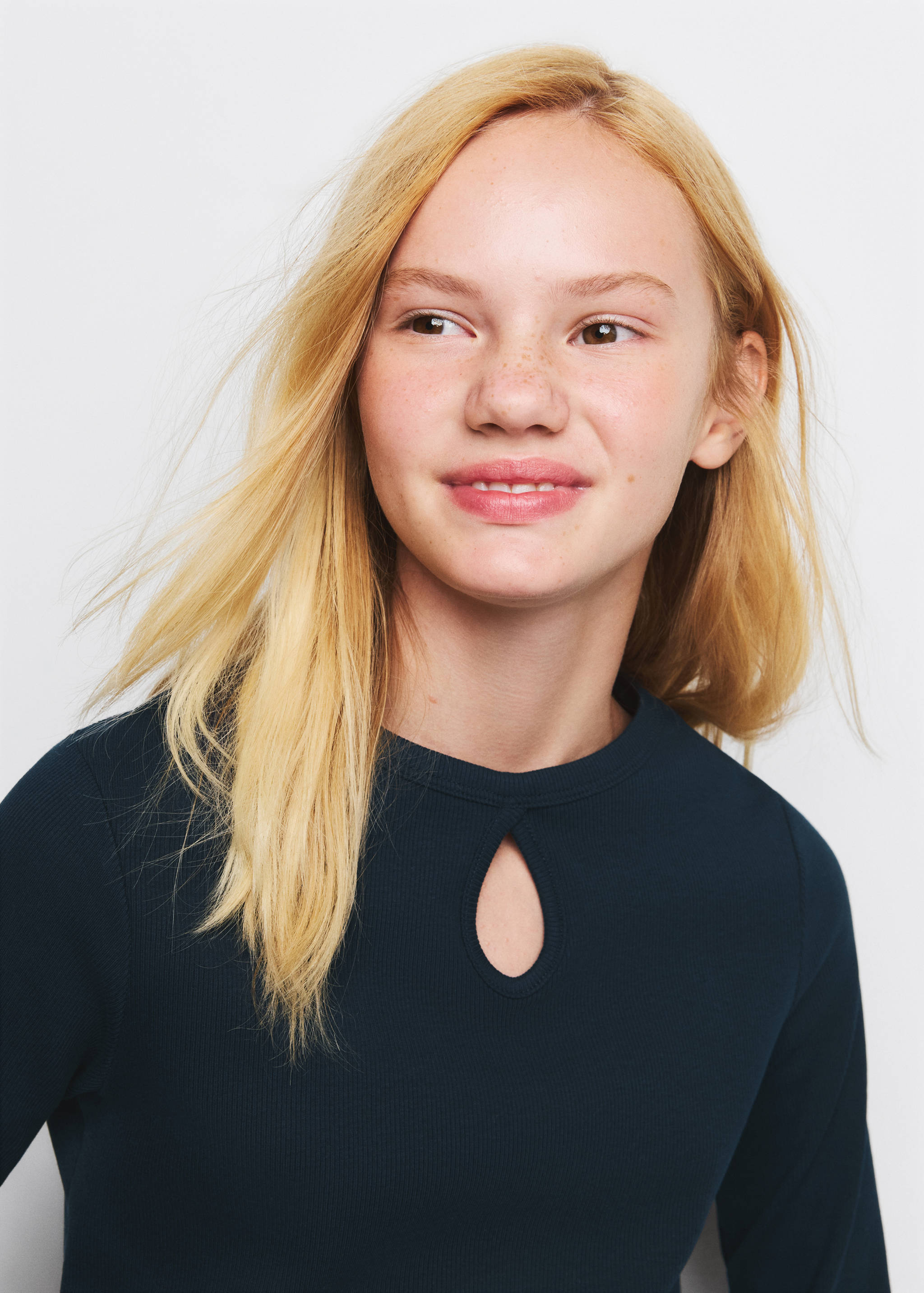Long-sleeved t-shirt with cut-out - Details of the article 1