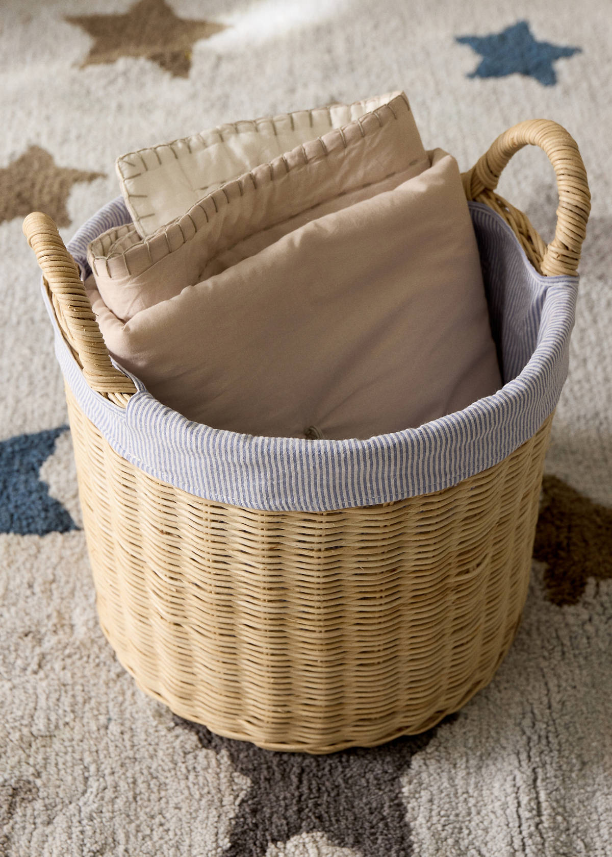 Wicker basket with handles — Brown
