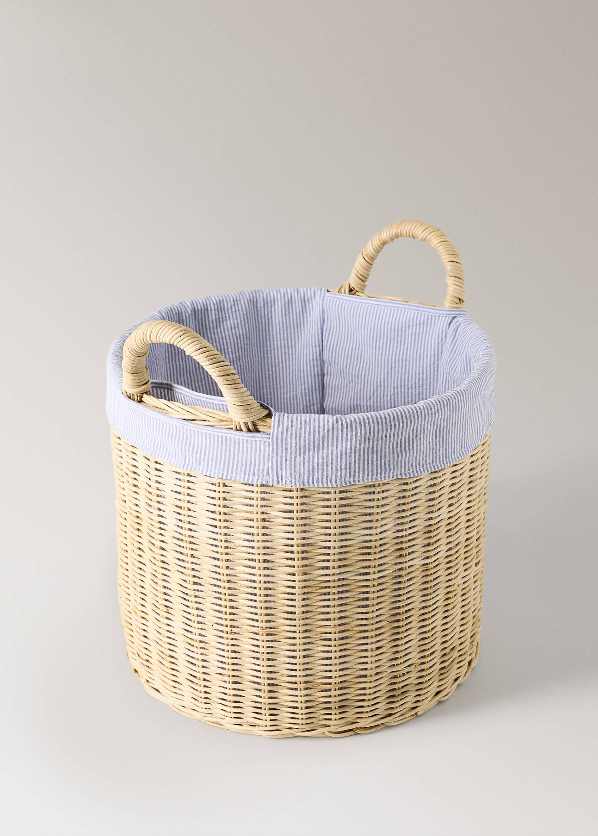 Wicker basket with handles — Brown