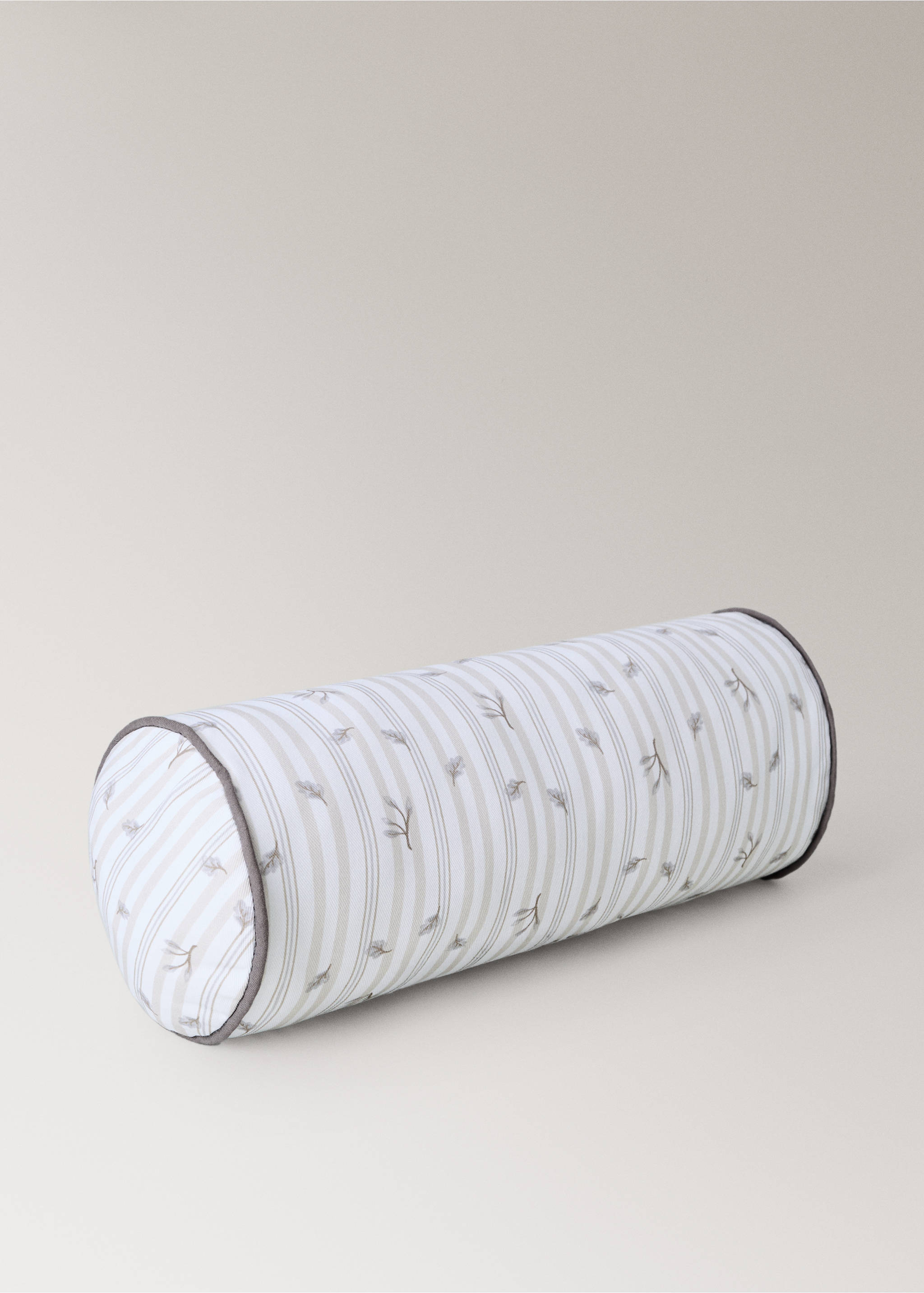 Children’s cylindrical cotton canvas cushion with contrast detailing - Details of the article 1, Sand. Ref: 37014465-00.