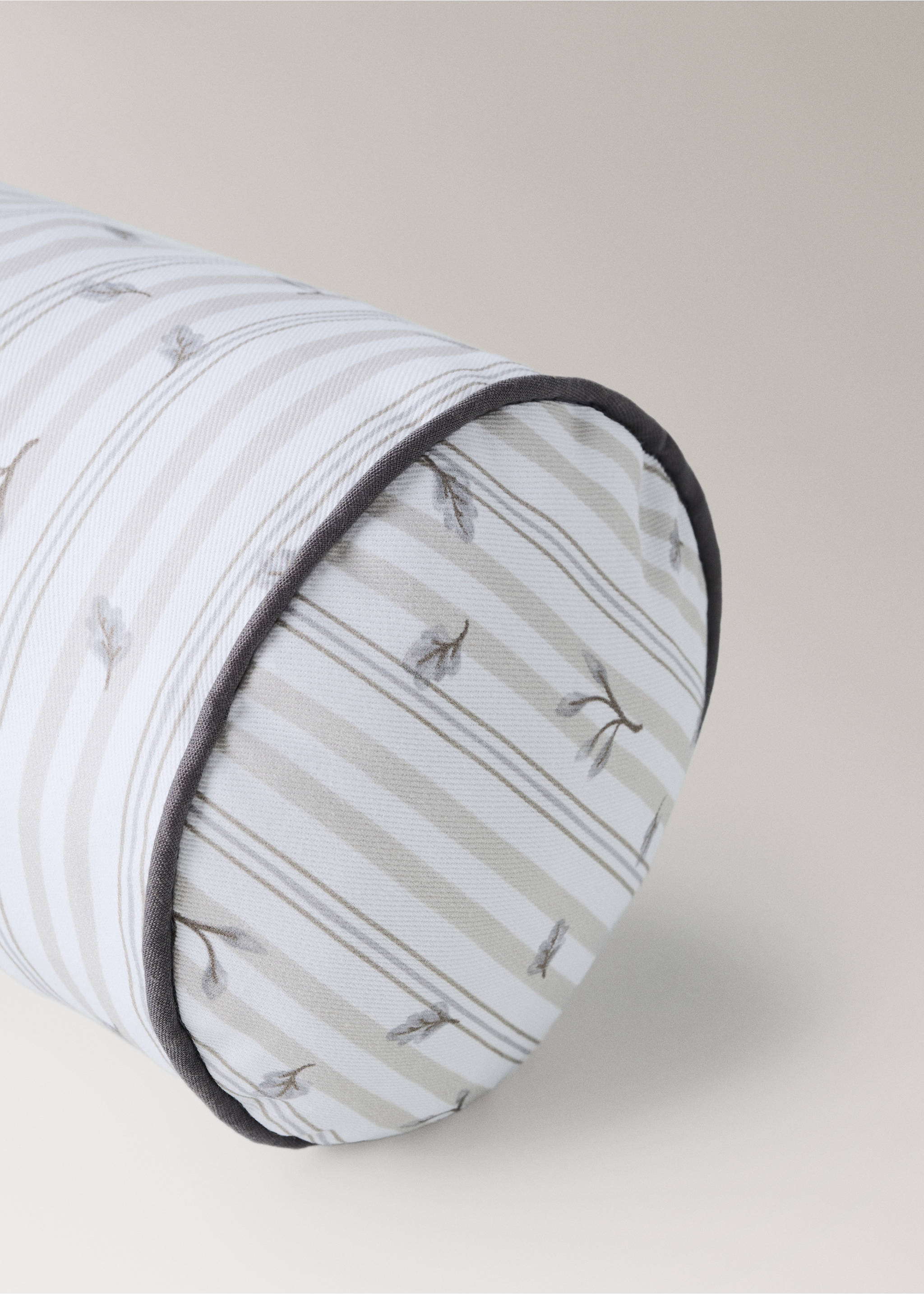 Children’s cylindrical cotton canvas cushion with contrast detailing - Details of the article 2, Sand. Ref: 37014465-00.