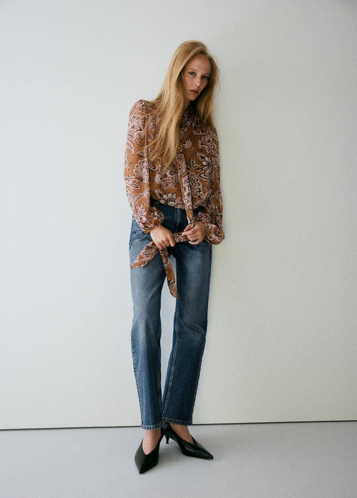 Floral-print blouse with bow — Brown