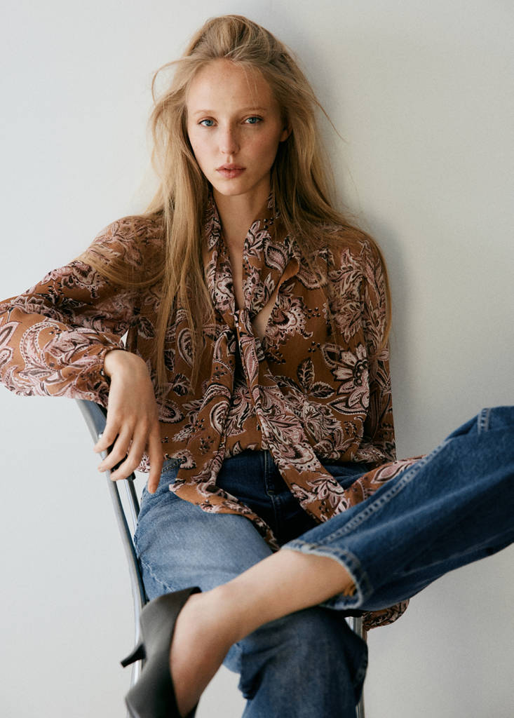 Floral-print blouse with bow — Brown