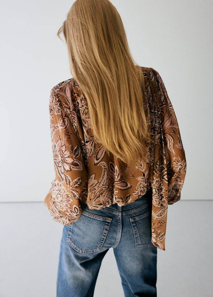 Floral-print blouse with bow — Brown
