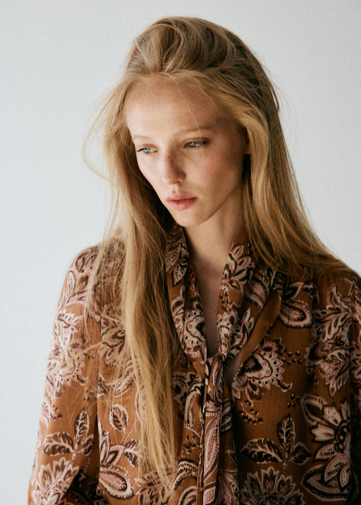 Floral-print blouse with bow — Brown