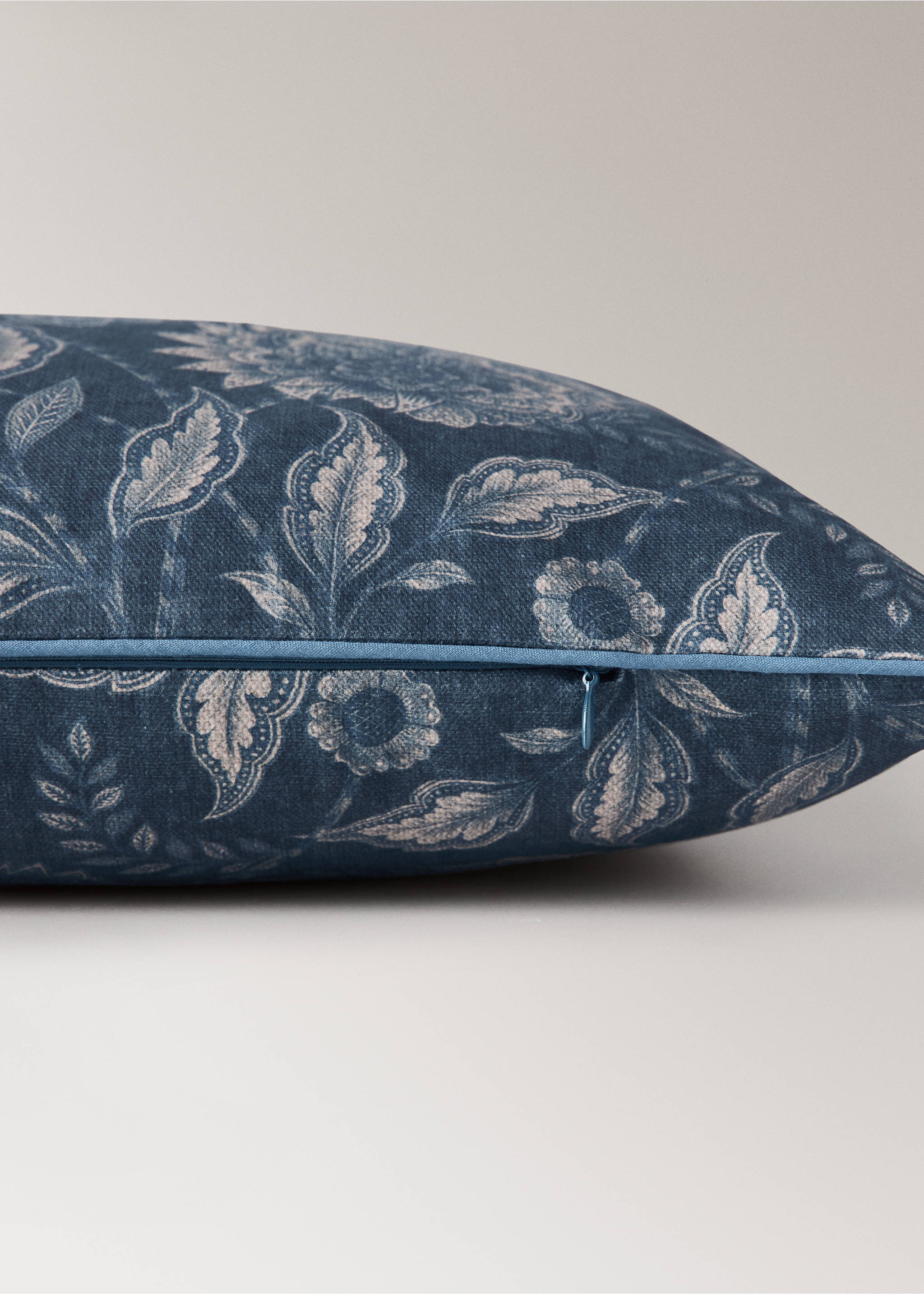 Floral cotton cushion cover 40 x 60 cm - Details of the article 2, Blue. Ref: 37014474-00.