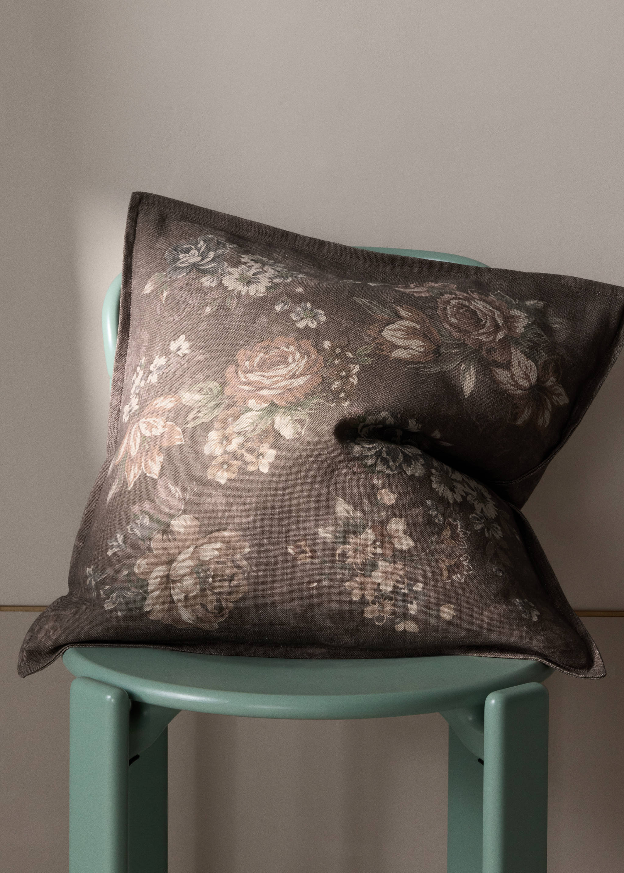 Housse de coussin en lin et coton à motif floral avec détail de surpiqûres 50 × 50 cm - Plan général