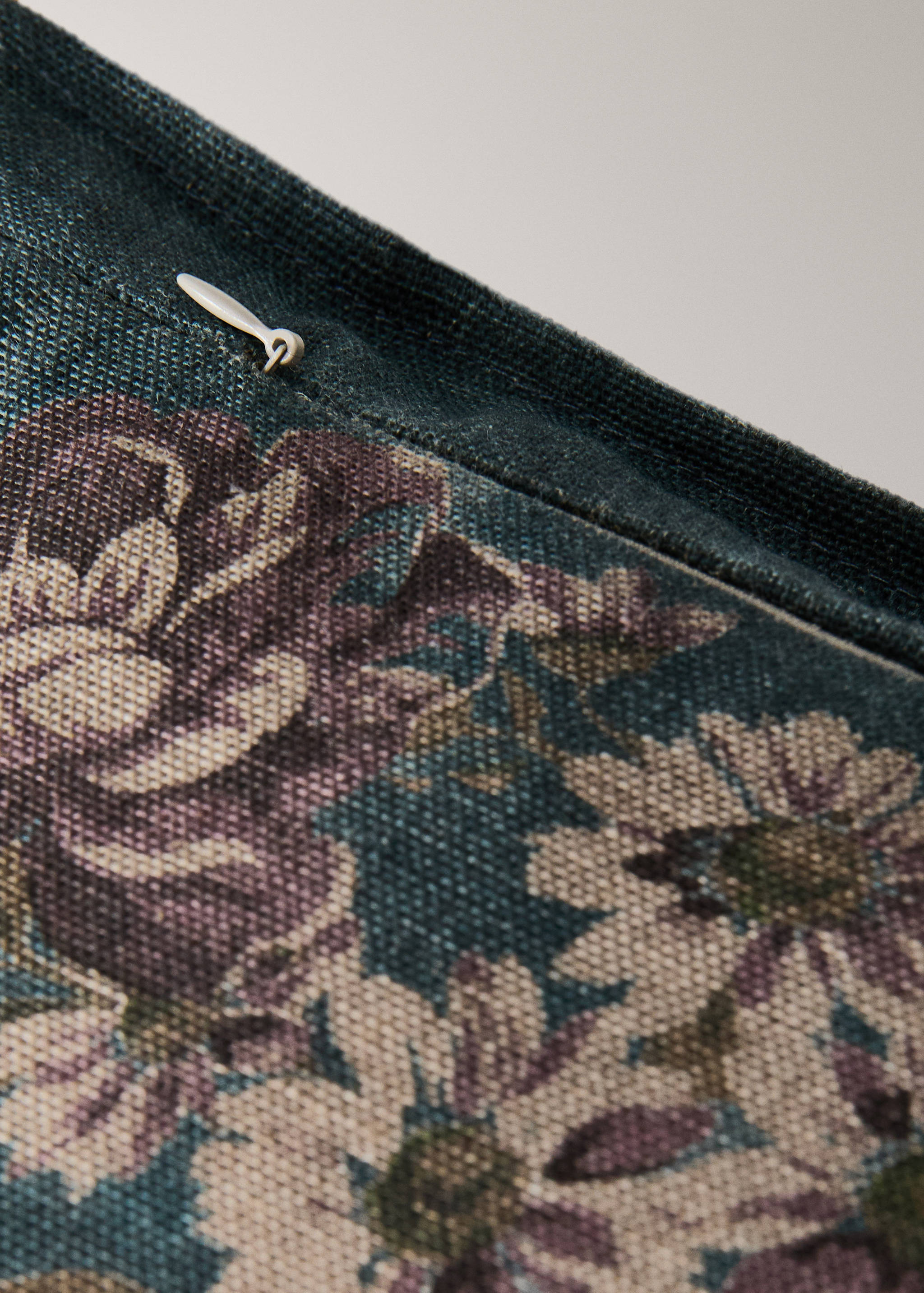 Floral linen cotton cushion cover with topstitch detail 50x50 cm - Details of the article 2