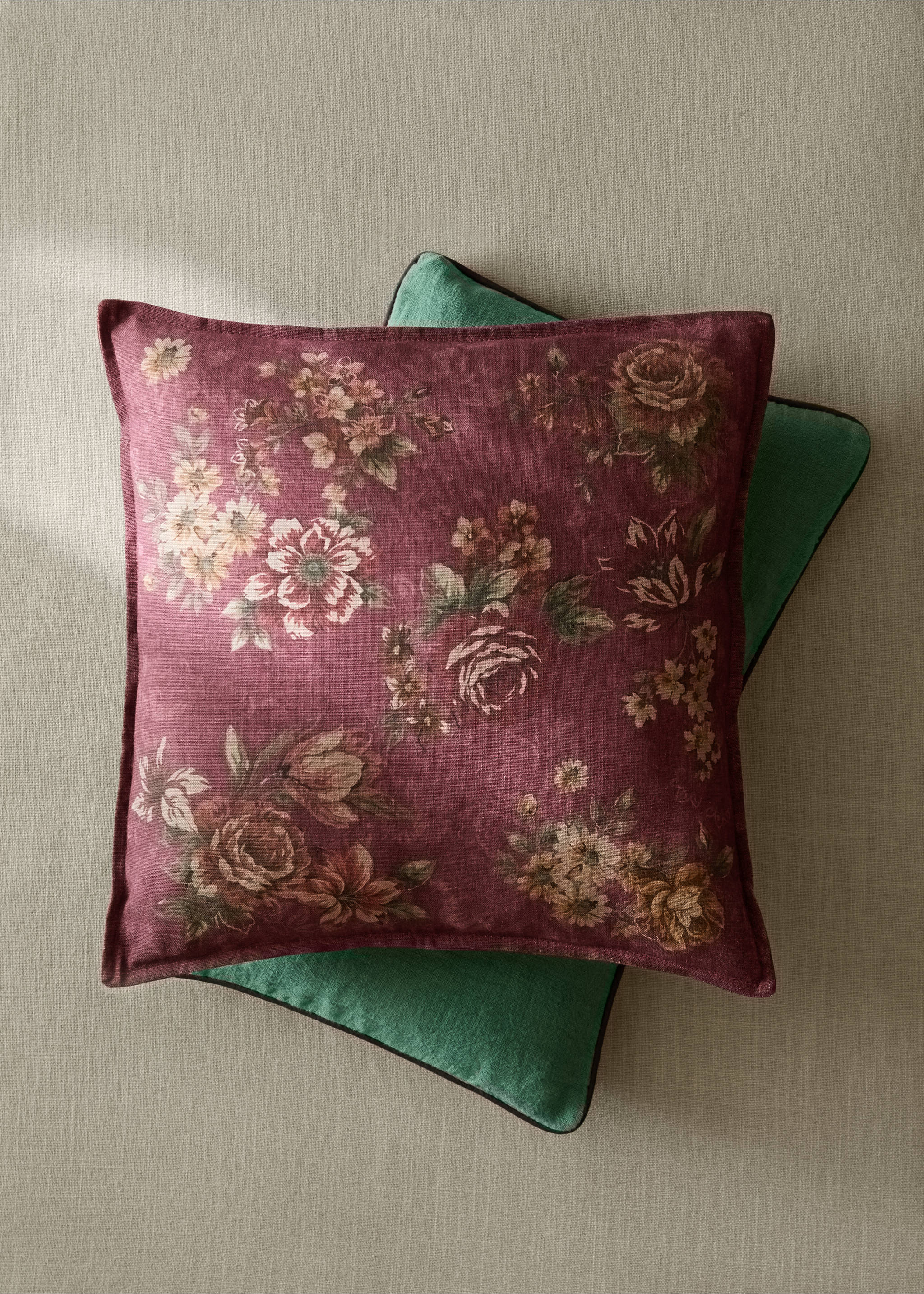 Kussenhoes van linnen katoen met bloemenprint en stiksel detail, 50x50 cm - Overzichtstekening, Donkerrood. Ref: 37014475-00.