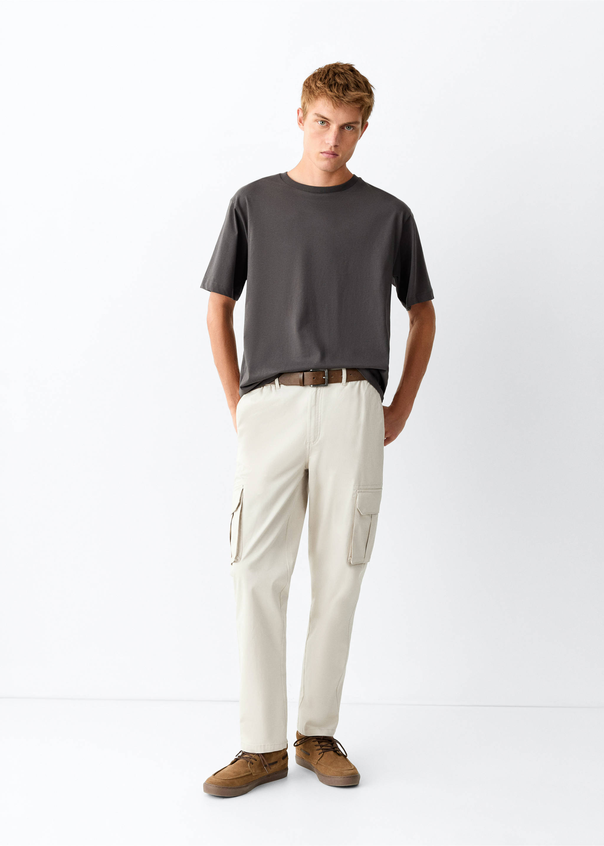 Pantalón recto cargo - Plano general, Gris claro/pastel. Ref: 37014783-00.