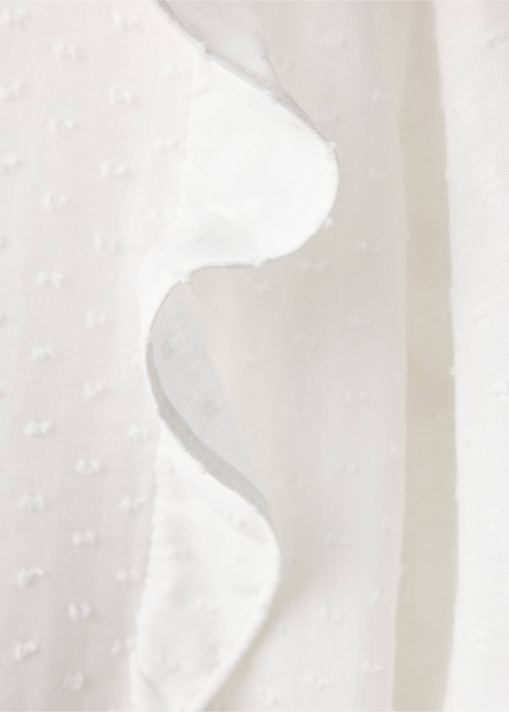 White t-shirt detail with textured dots and ruffled trim., Off White. Ref: 37015187-00.