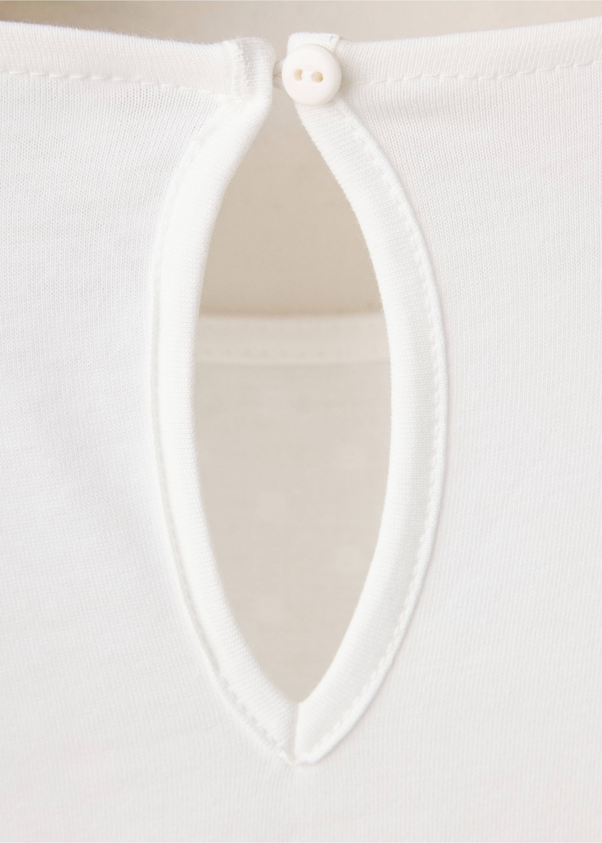 White kids' t-shirt close-up showing back keyhole neckline with button., Off White. Ref: 37015187-00.