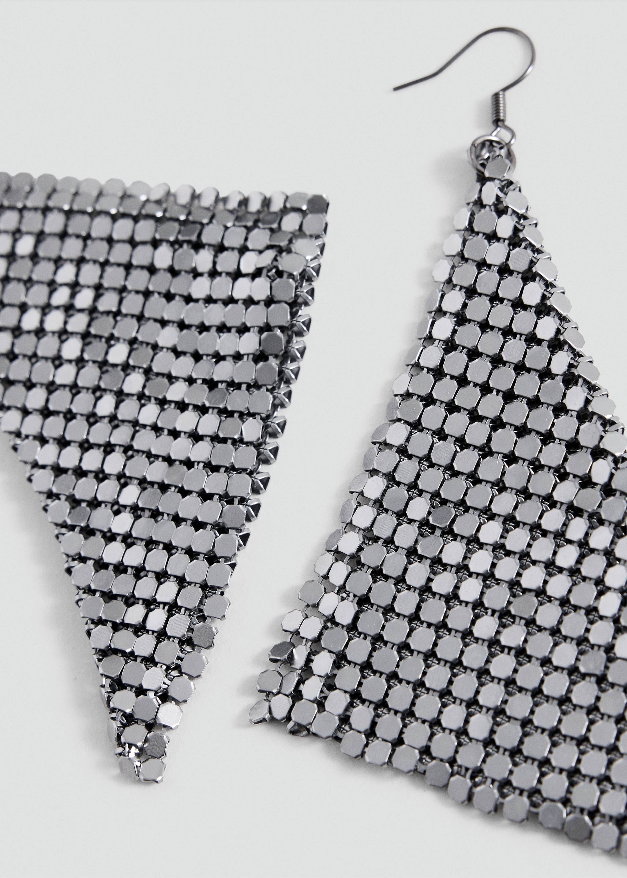 Boucle d’oreille pendentif effet maille - Plan moyen, Noir. Ref: 37015191-00.