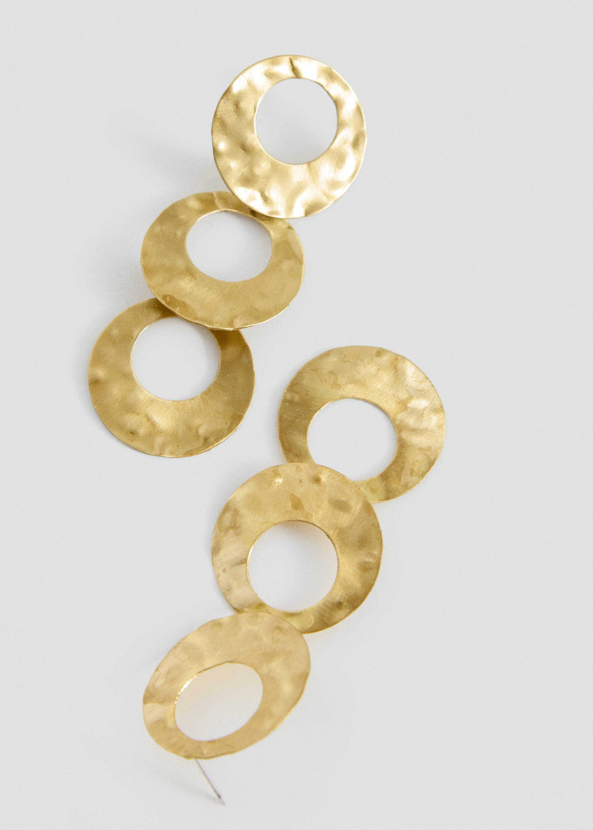 Boucles d’oreilles pendantes relief - Plan moyen