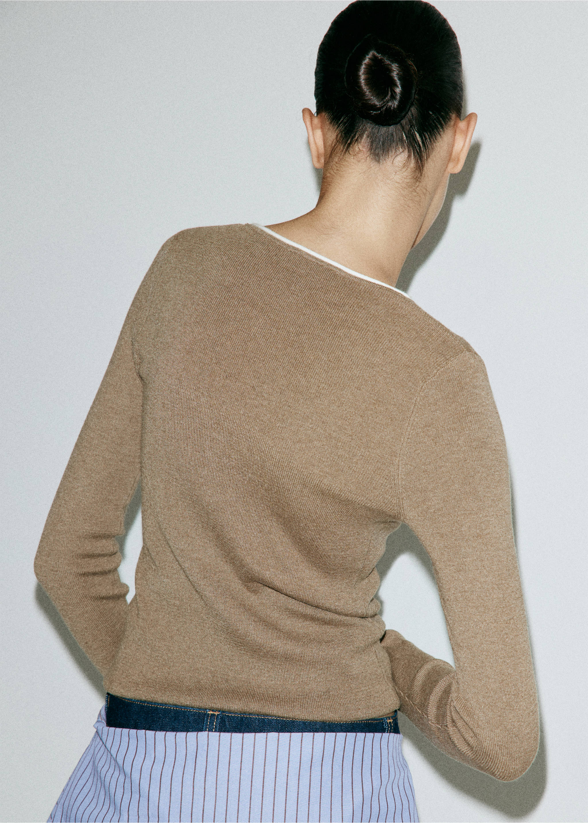 Contrast-trim knit sweater - Обратная сторона изделия, Коричневый средний. Ref: 37015839-00.