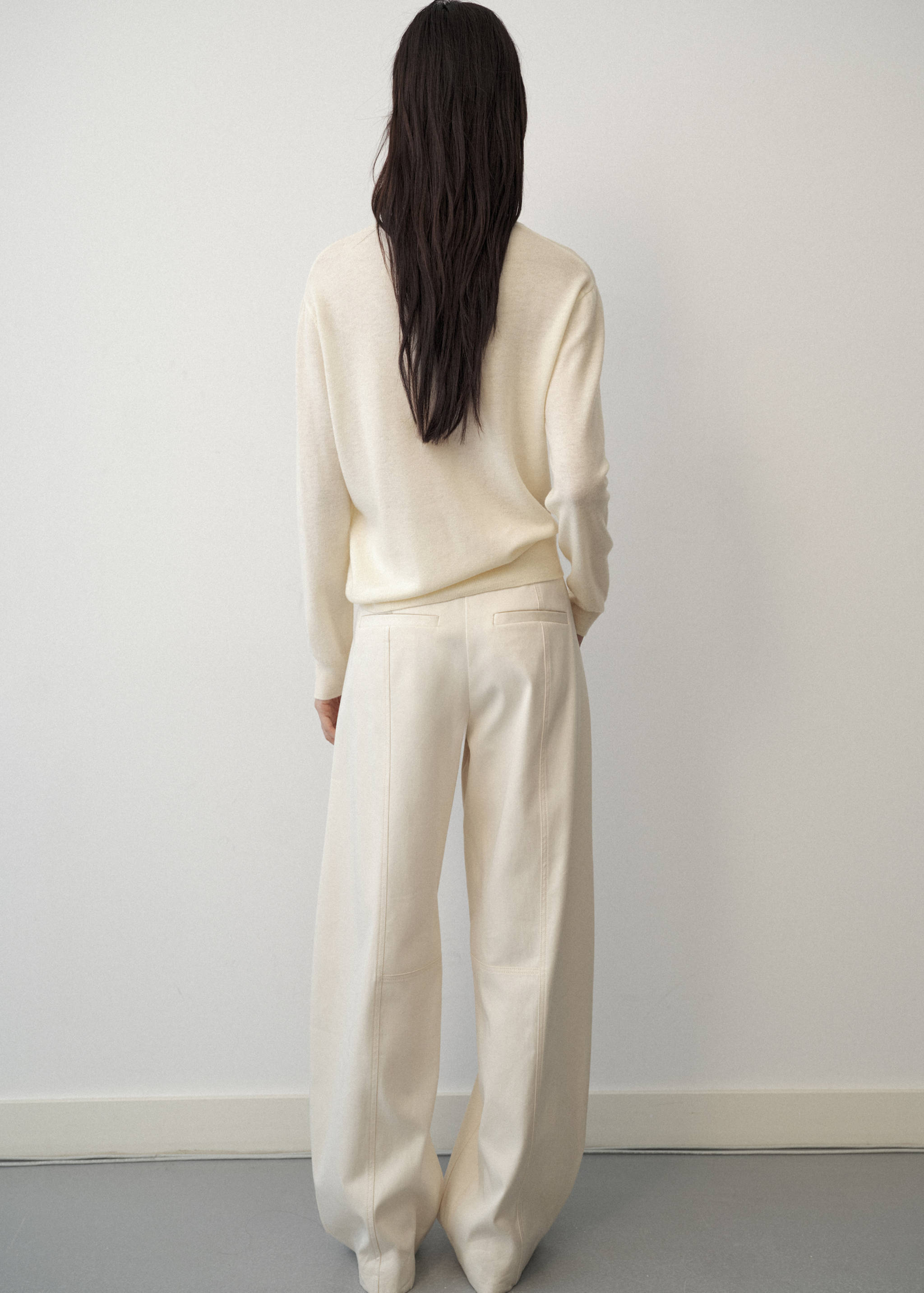 100% wool round-neck sweater - Reverse of the article