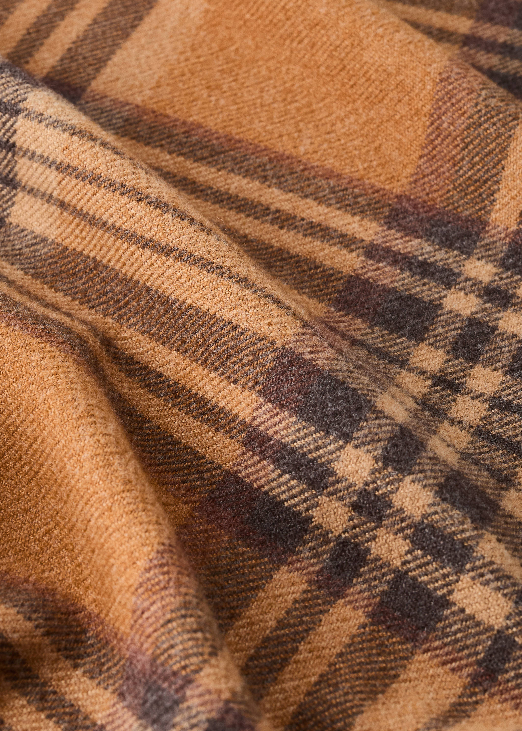 Soft throw with striped design and fringe detail - Details of the article 1