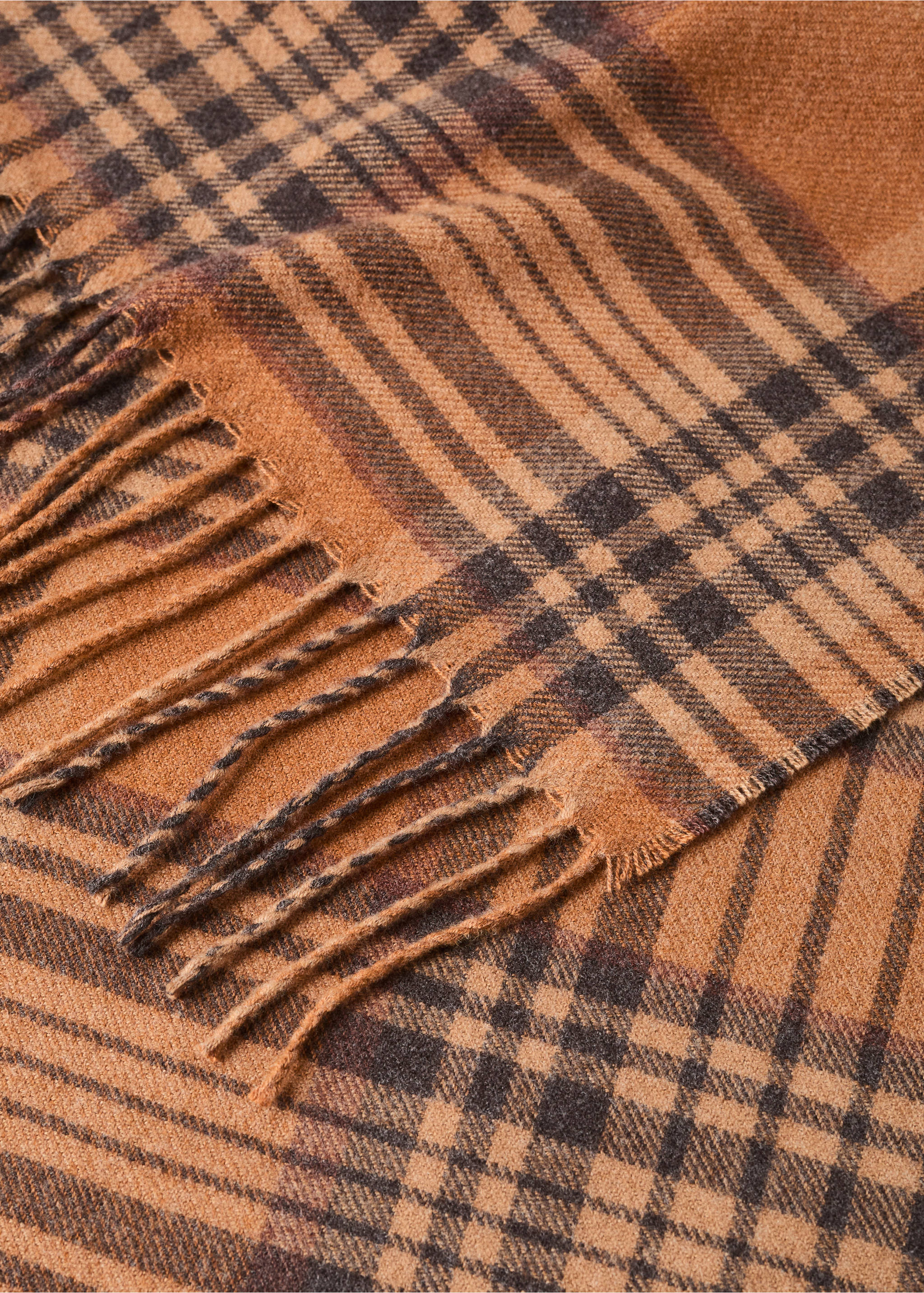 Soft throw with striped design and fringe detail - Details of the article 2, Ochre. Ref: 37015844-00.