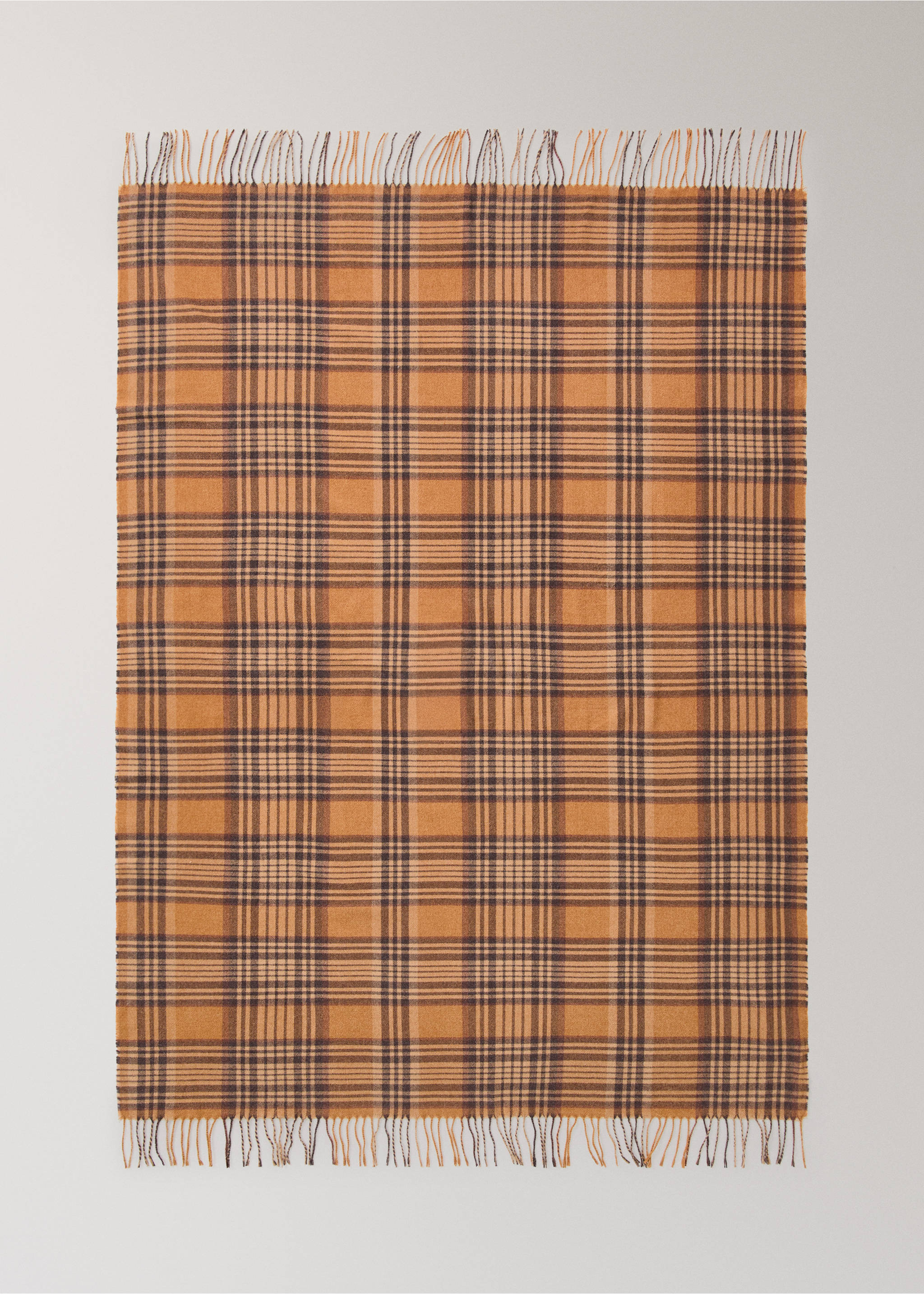Soft throw with striped design and fringe detail - Details of the article 3, Ochre. Ref: 37015844-00.