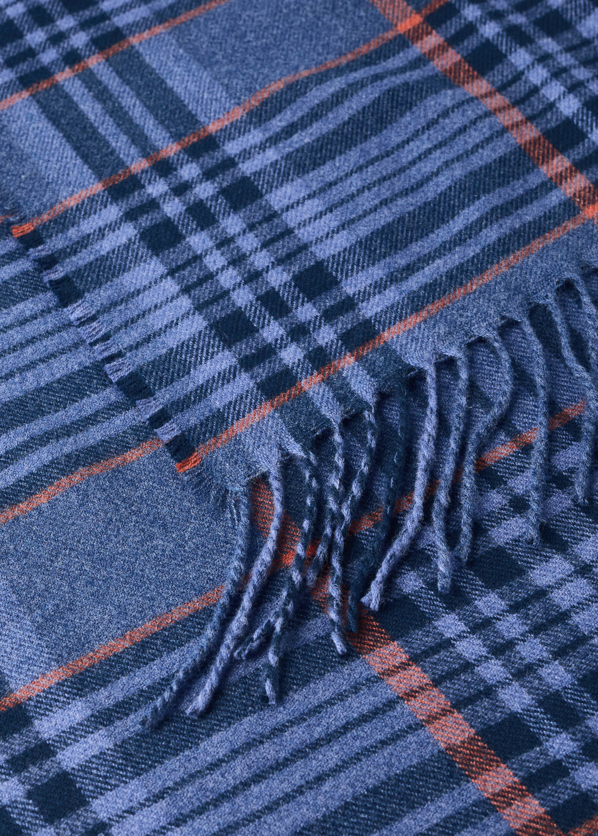 Soft throw with striped design and fringe detail - Details of the article 2