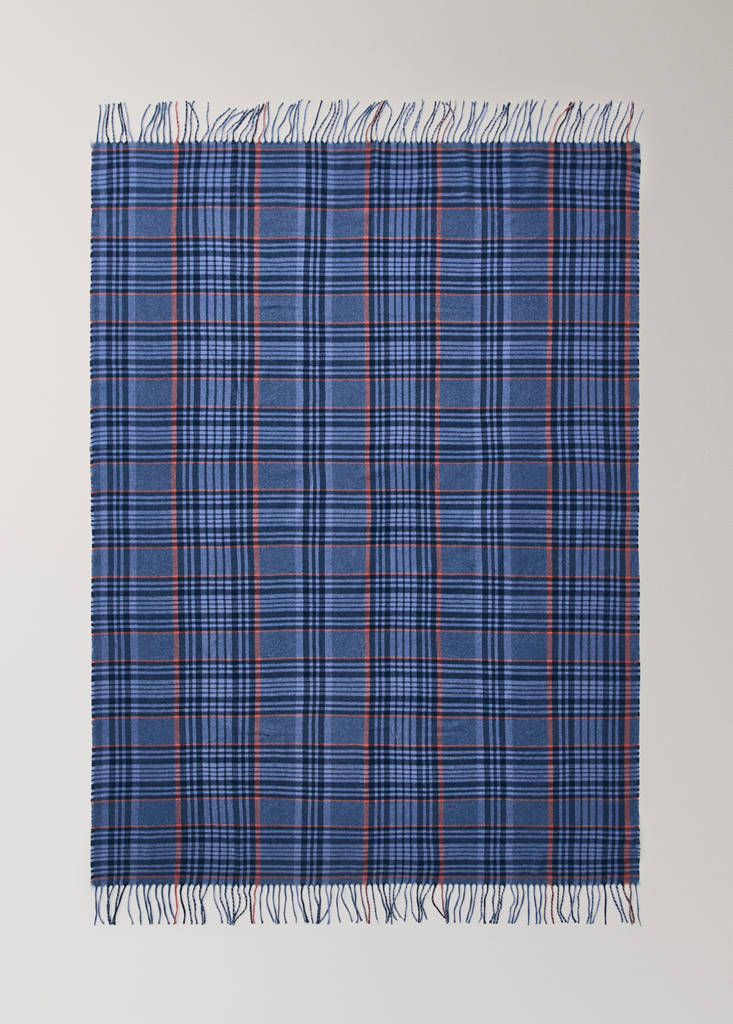 Soft throw with striped design and fringe detail — Blue