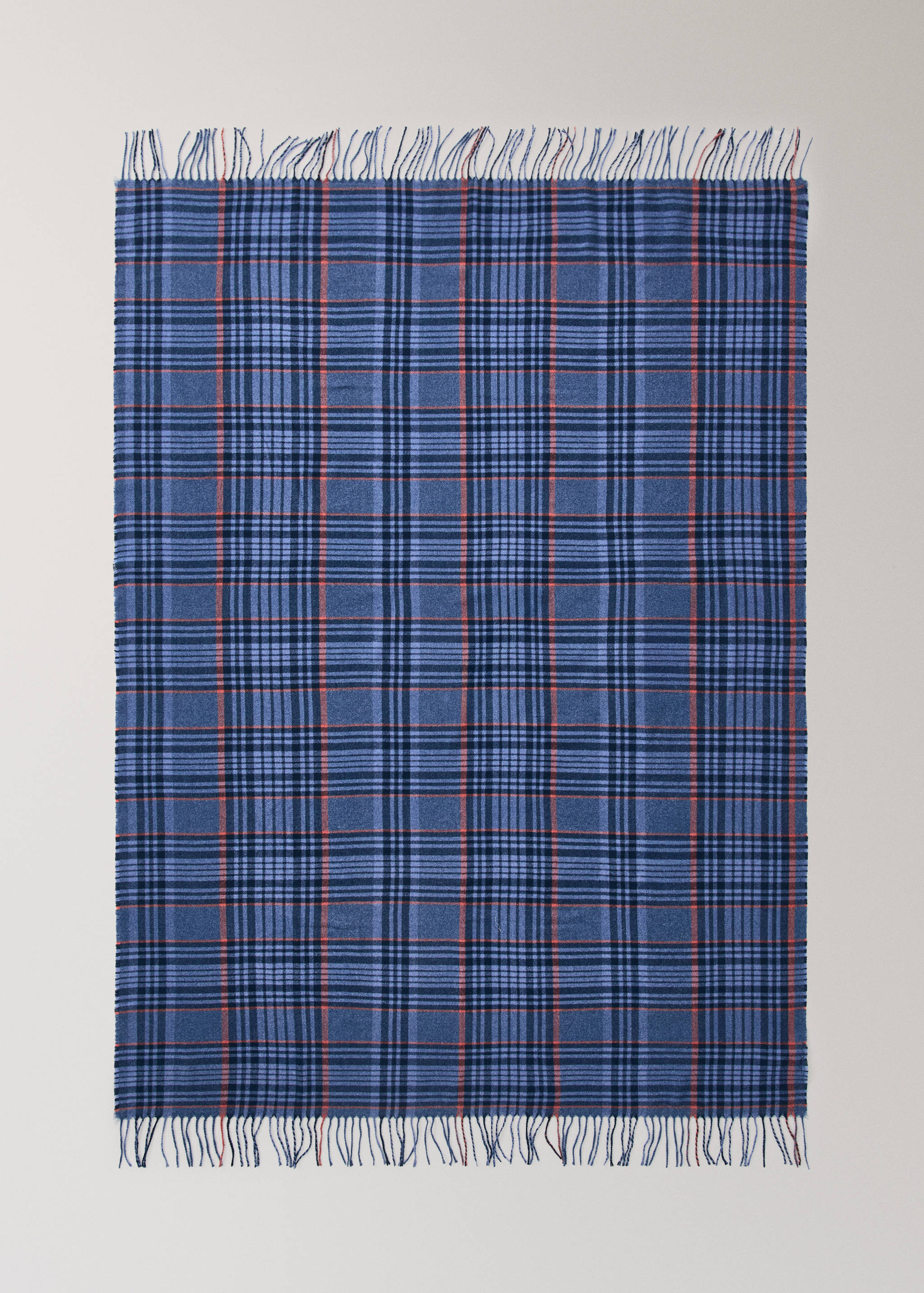 Soft throw with striped design and fringe detail - Details of the article 3