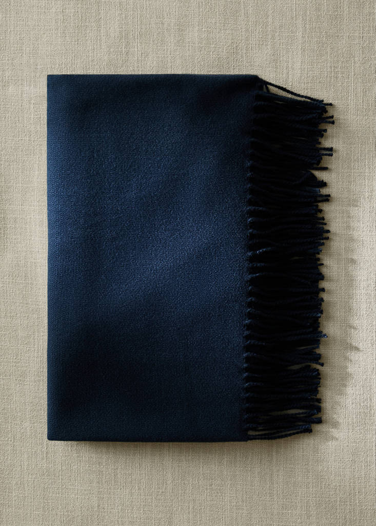 Soft blanket with fringe detail — Blue
