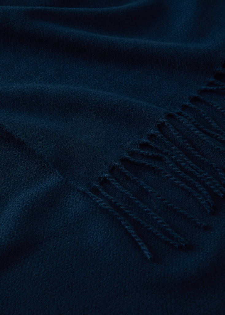 Soft blanket with fringe detail — Blue