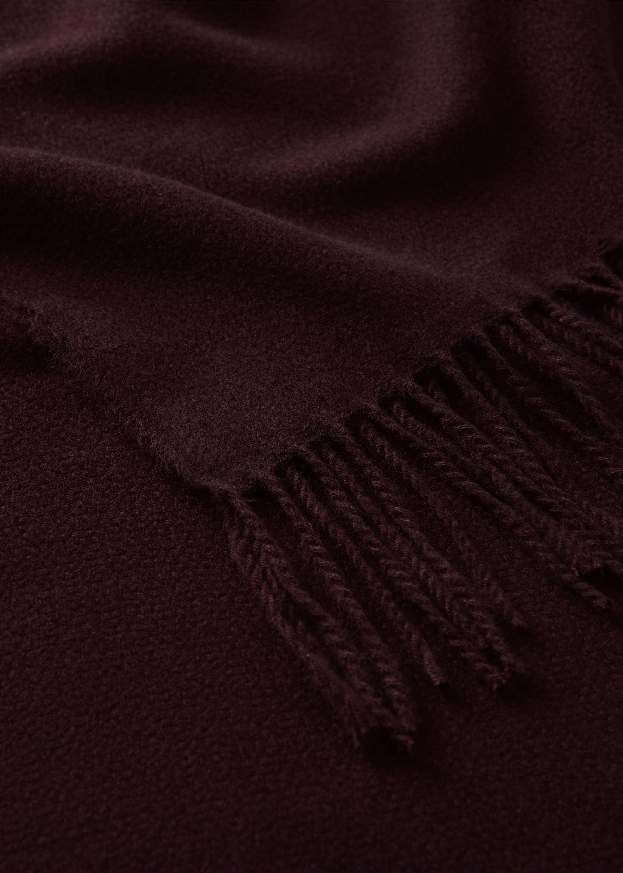 Soft blanket with fringe detail - Details of the article 2, Dark Red. Ref: 37015845-00.