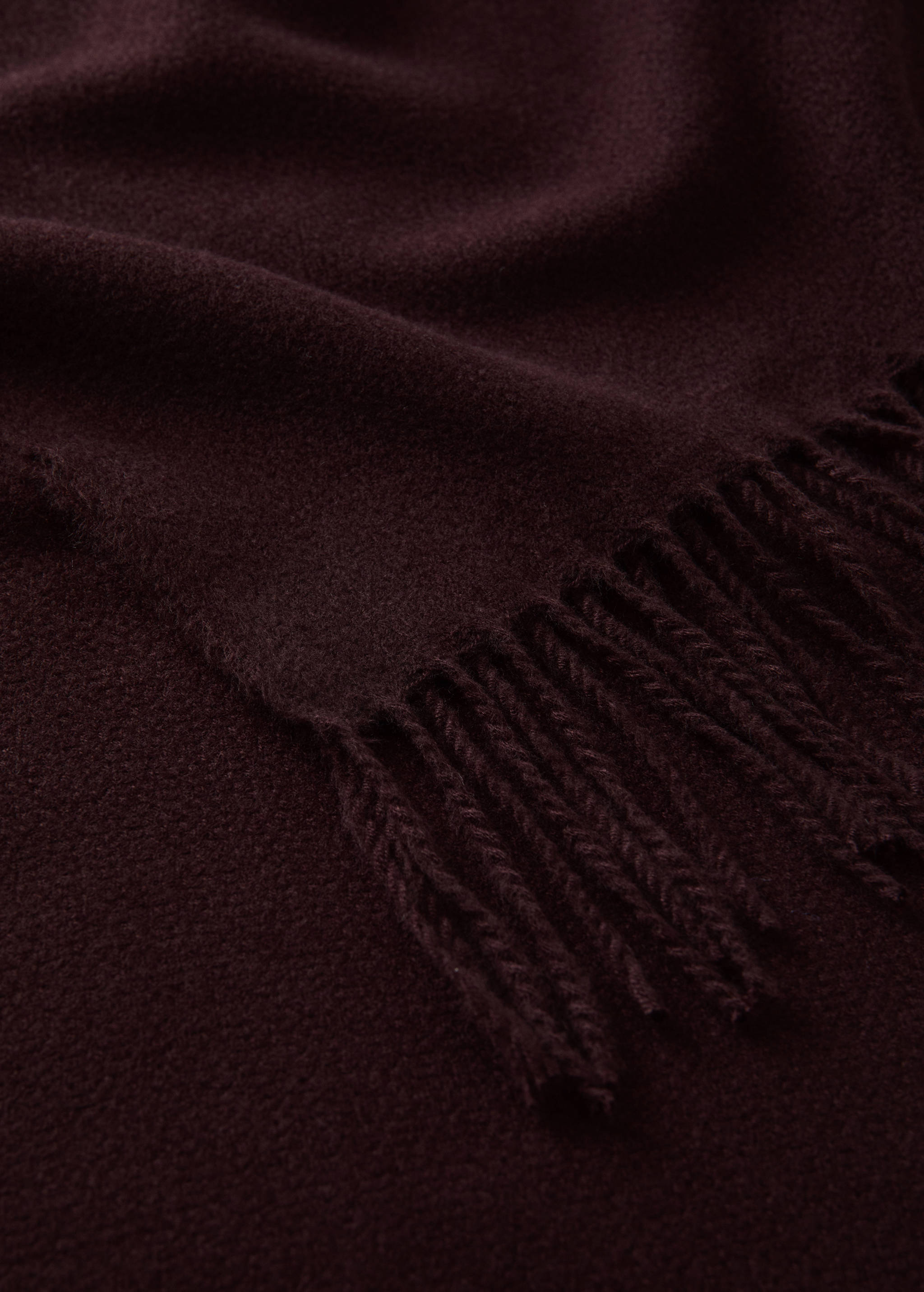 Soft blanket with fringe detail - Details of the article 2